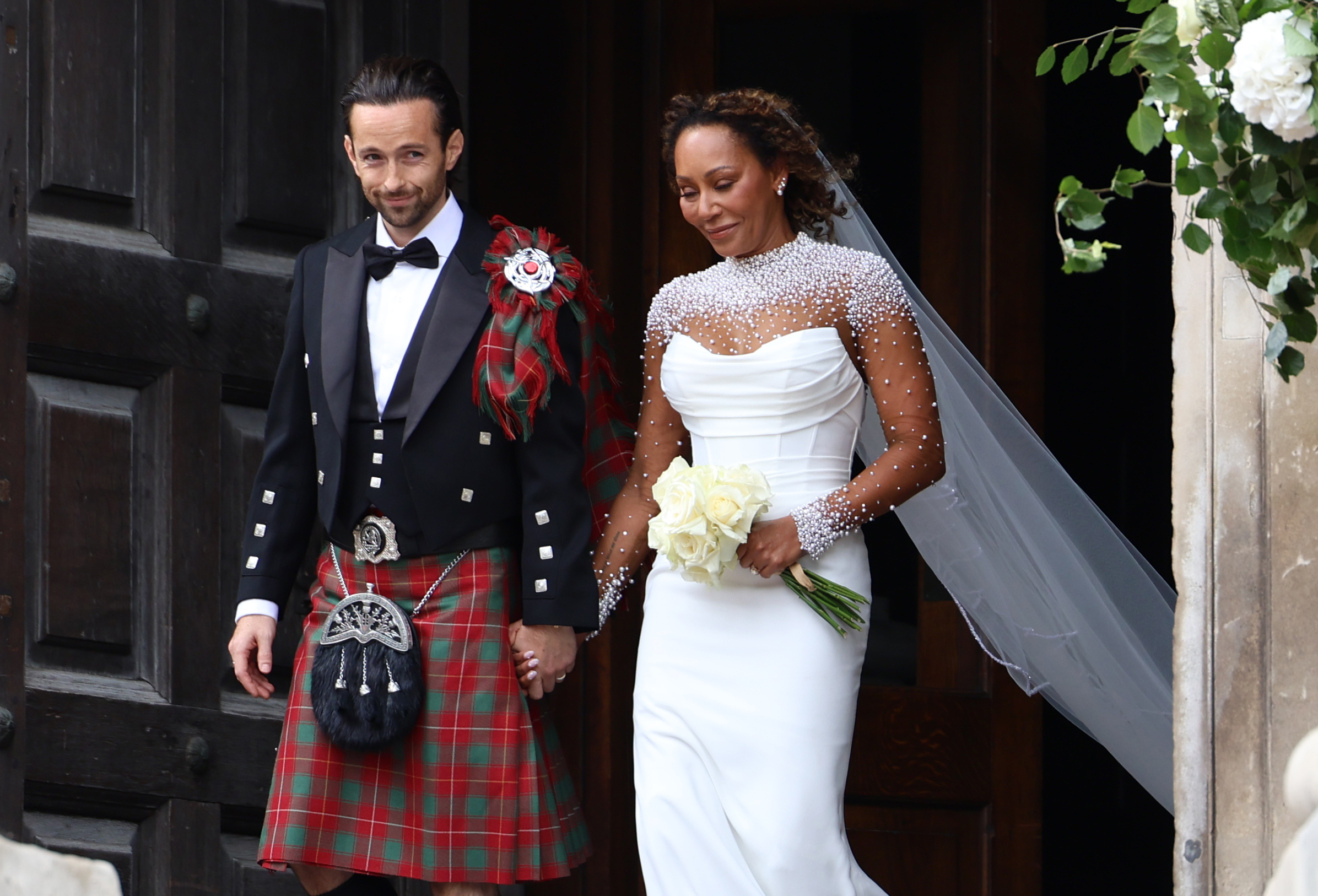 La Spice Girl Melanie Brown, Mel B, et son mari le coiffeur Rory McPhee alors qu'ils quittent la cathédrale St Paul, à Londres, le 5 juillet 2025 | Source : Getty Images
