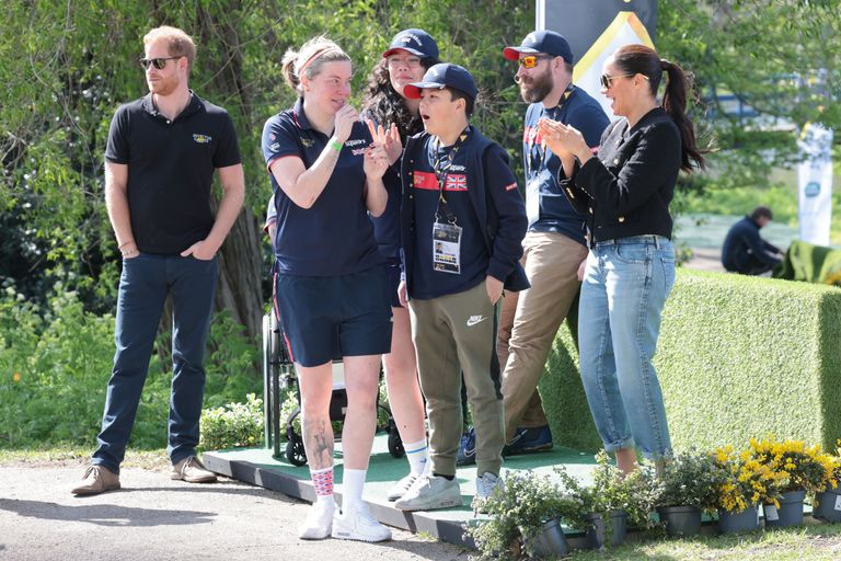 Le prince Harry, duc de Sussex, et Meghan, duchesse de Sussex, discutent avec les membres de l'équipe du Royaume-Uni pendant le Jaguar Land Rover Driving Challenge, le premier jour des Invictus Games La Haye 2020 au Zuiderpark, le 16 avril 2022 à La Haye, Pays-Bas. | Source : Getty Images