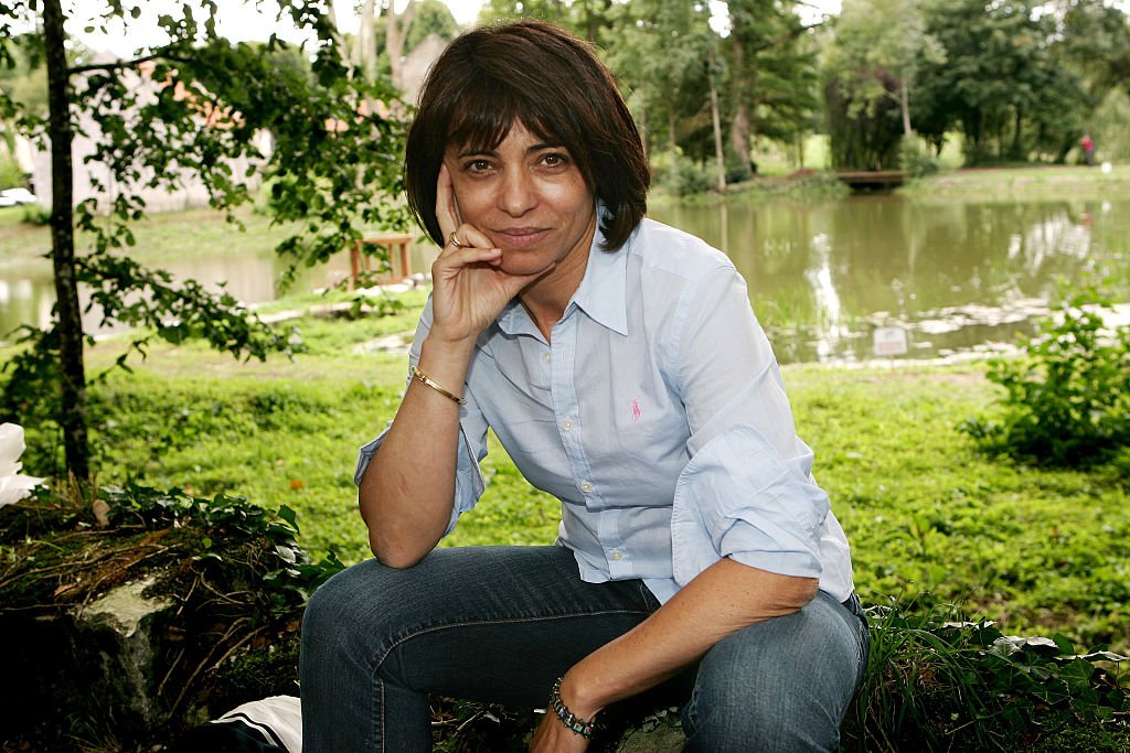 Leslie Bedos à l'exposition "Foret Des Livres", créée et organisée par Gonzague Saint Bris. | Photo : Getty Images