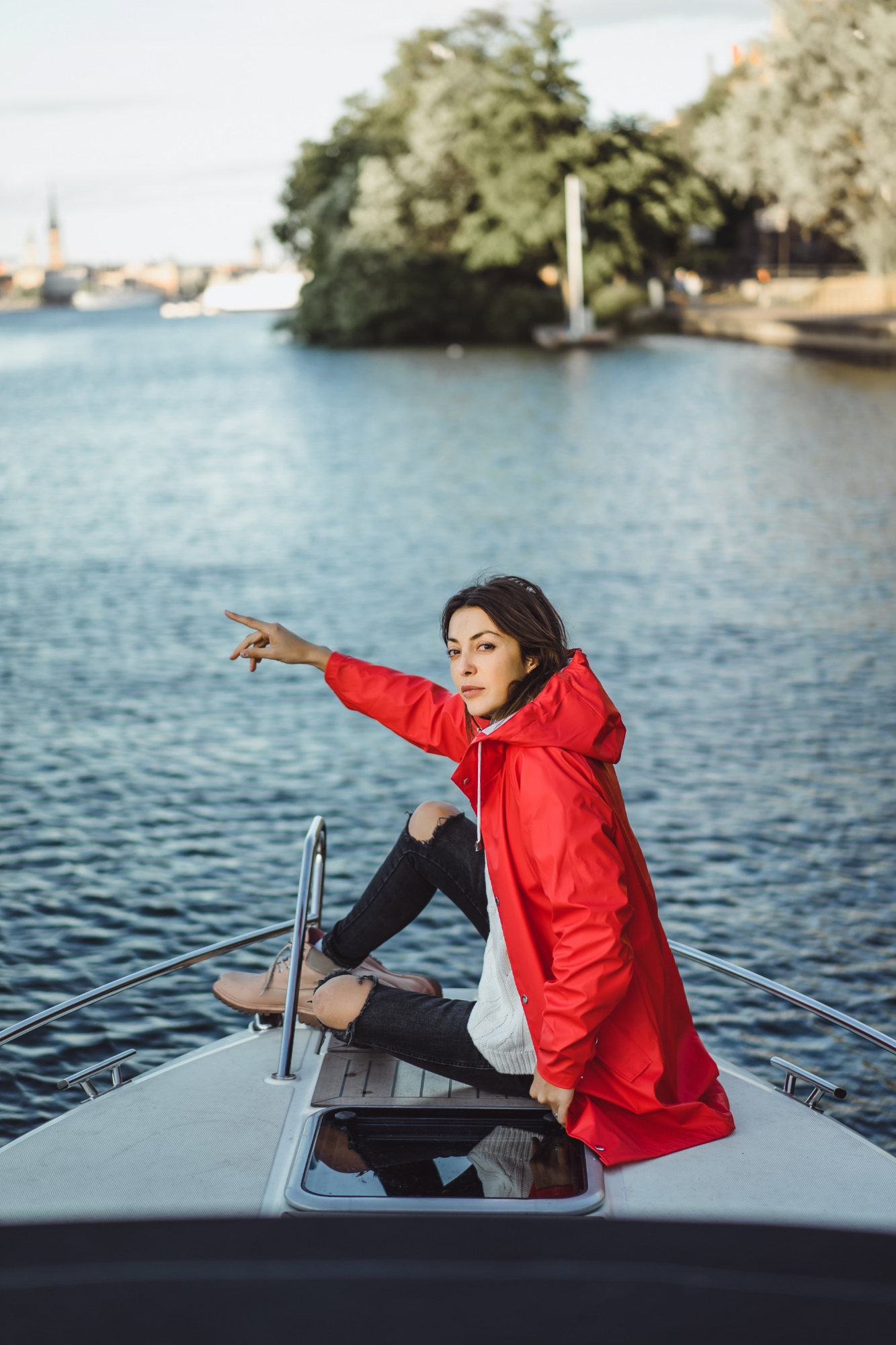 Une femme photographiée avec sa main tendue par-dessus bord d'un bateau | Source : Freepik