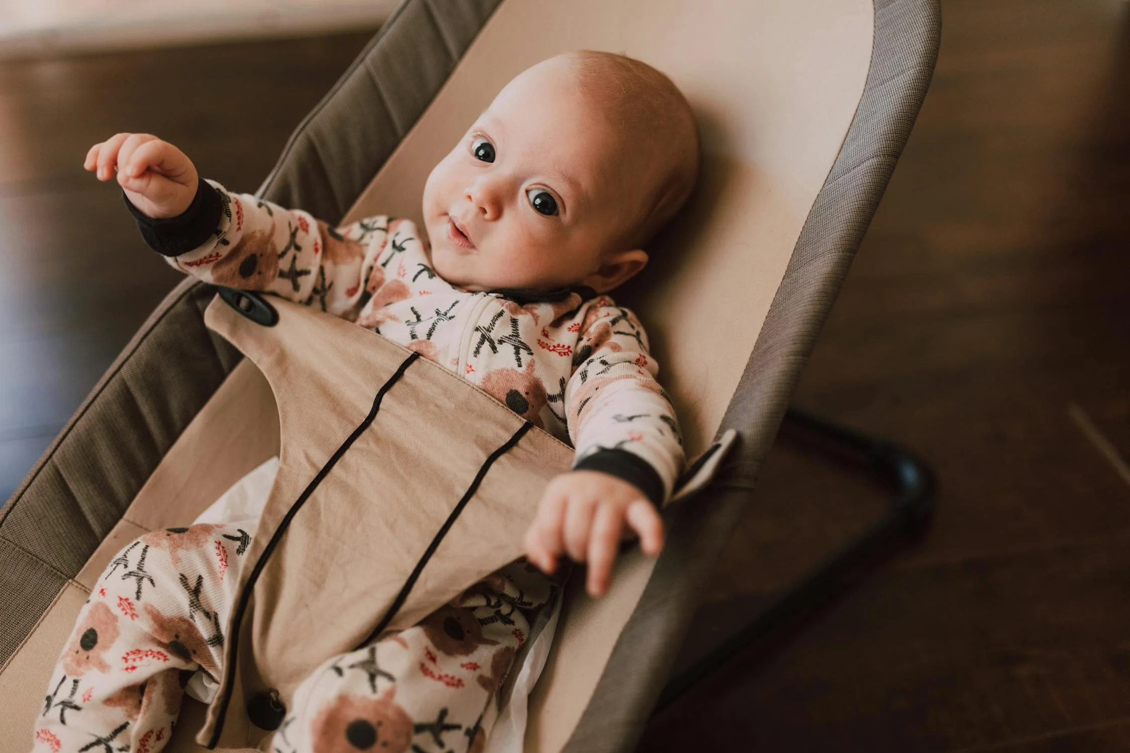 Un bébé curieux et souriant | Source : Pexels