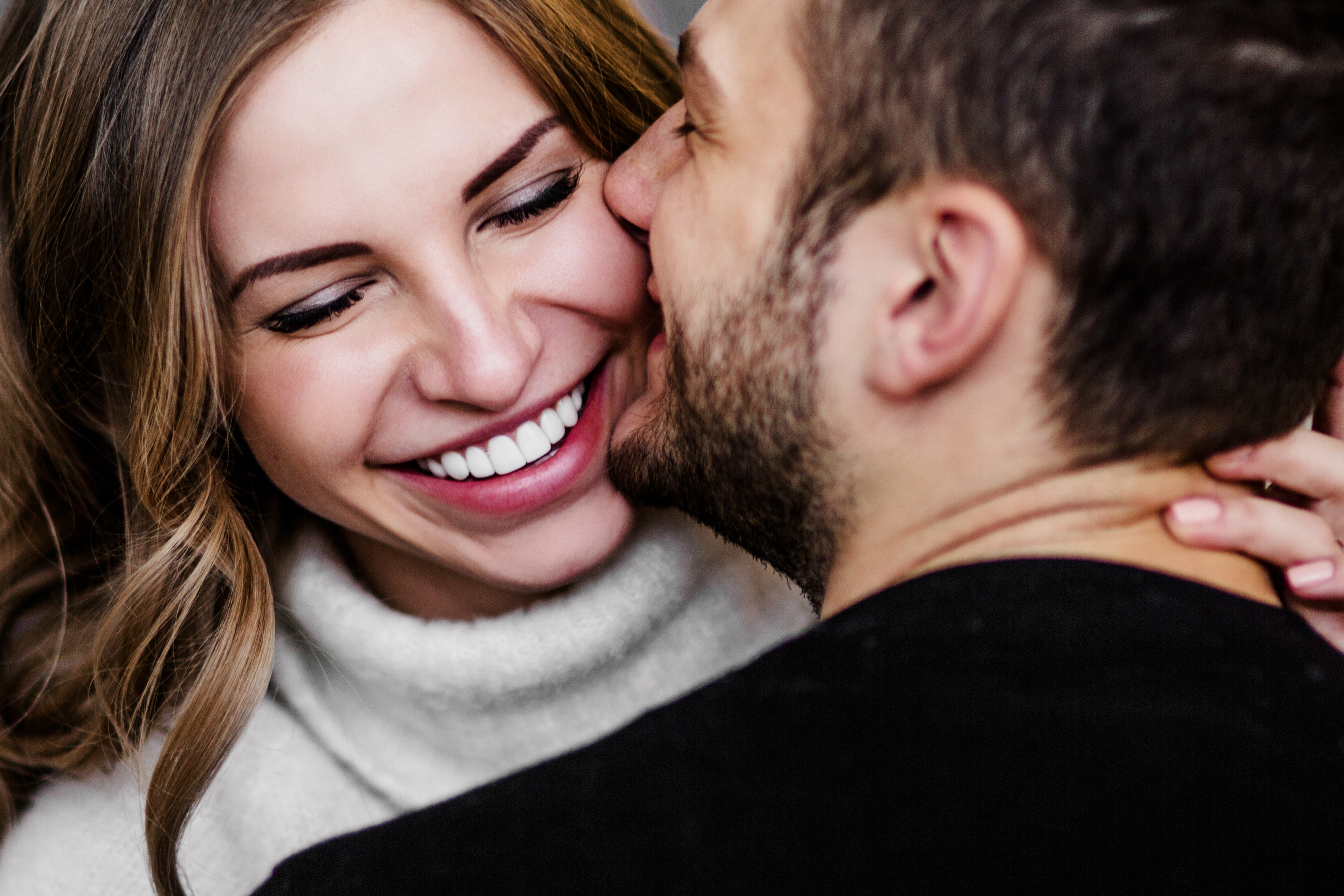 Un homme embrassant sa partenaire sur la joue | Source : Shutterstock