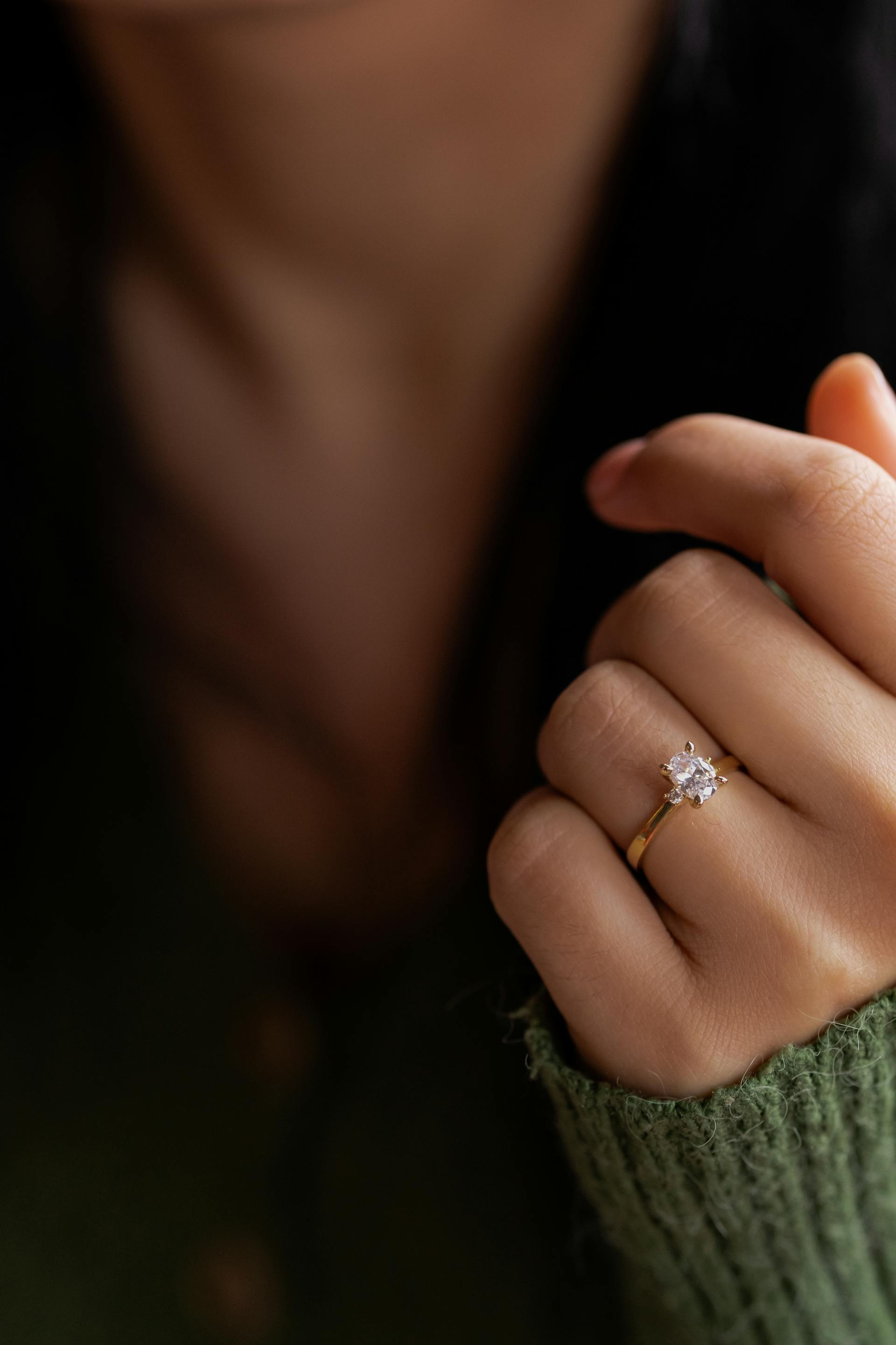 Bague de fiançailles sur la main d'une femme | Source : Pexels