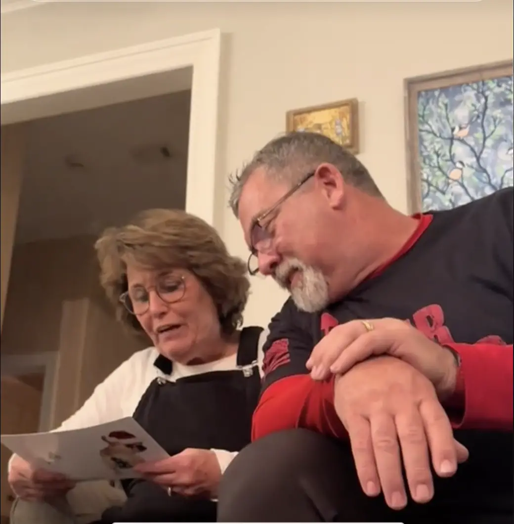 La femme de Ted Lawver lit la carte de Noël | Source : TikTok/lindseyswagmom