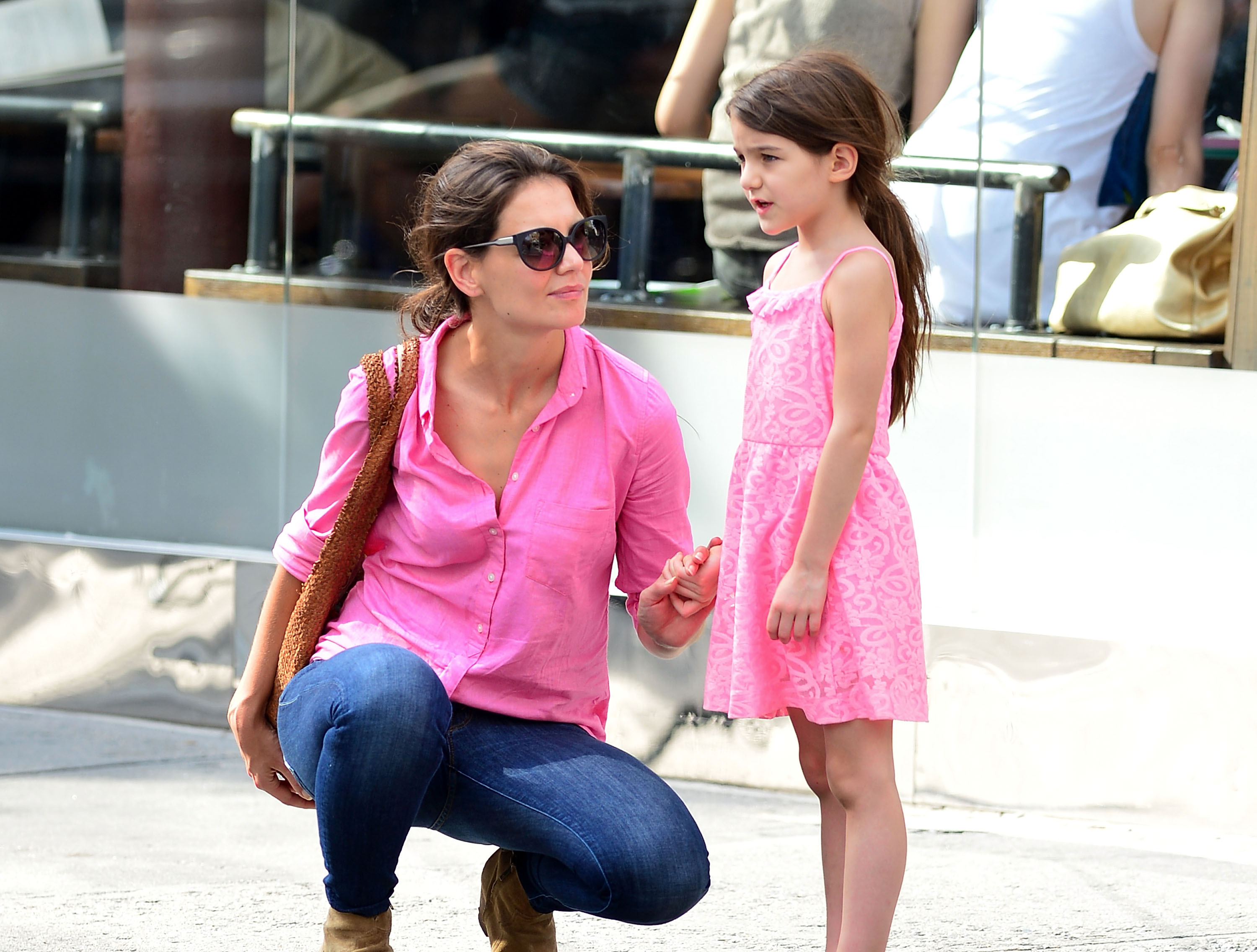 Katie Holmes et Suri Cruise ont toutes deux l'air sérieuses à Manhattan le 15 juillet 2012 | Source : Getty Images