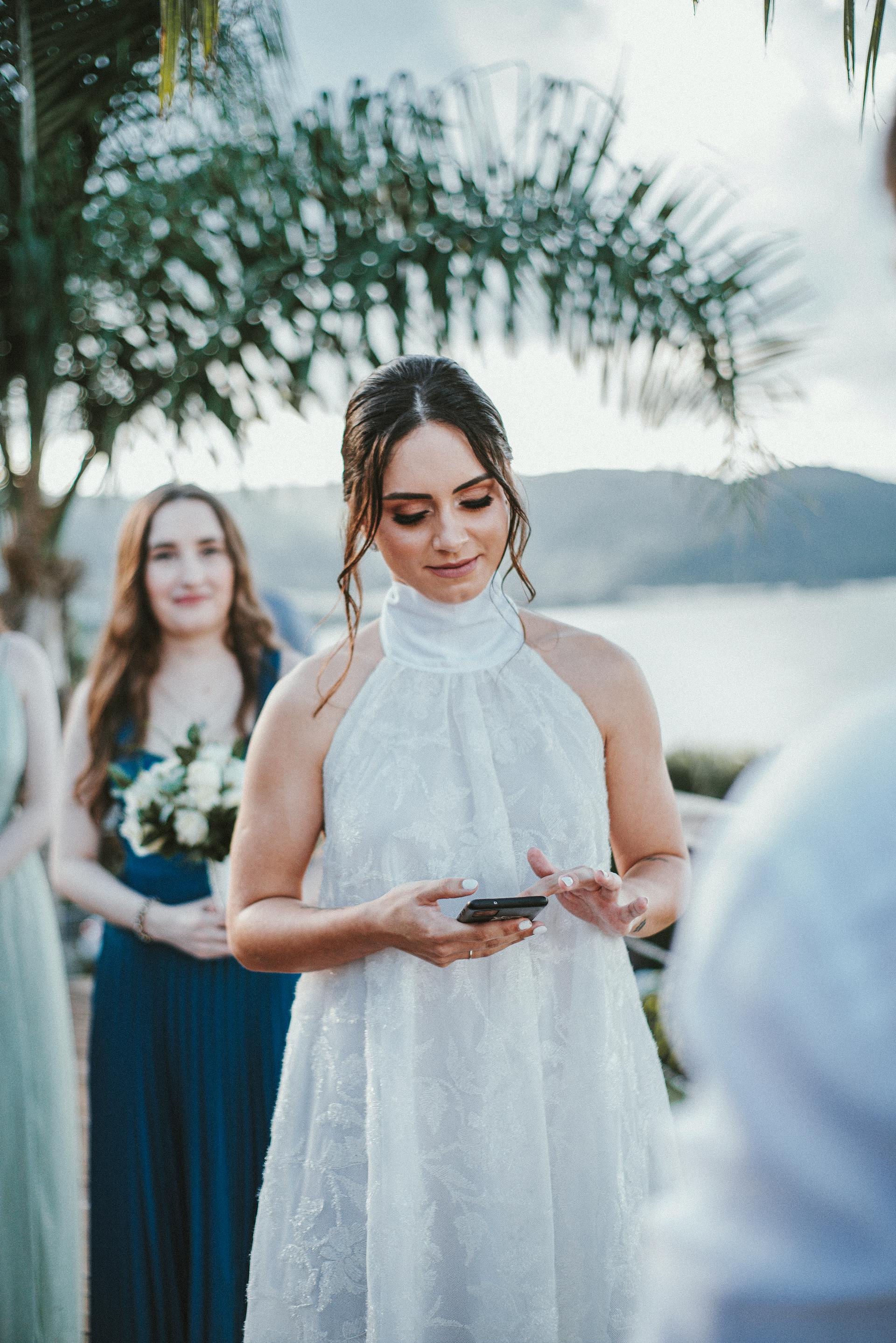 Une mariée vérifiant son téléphone | Source : Pexels