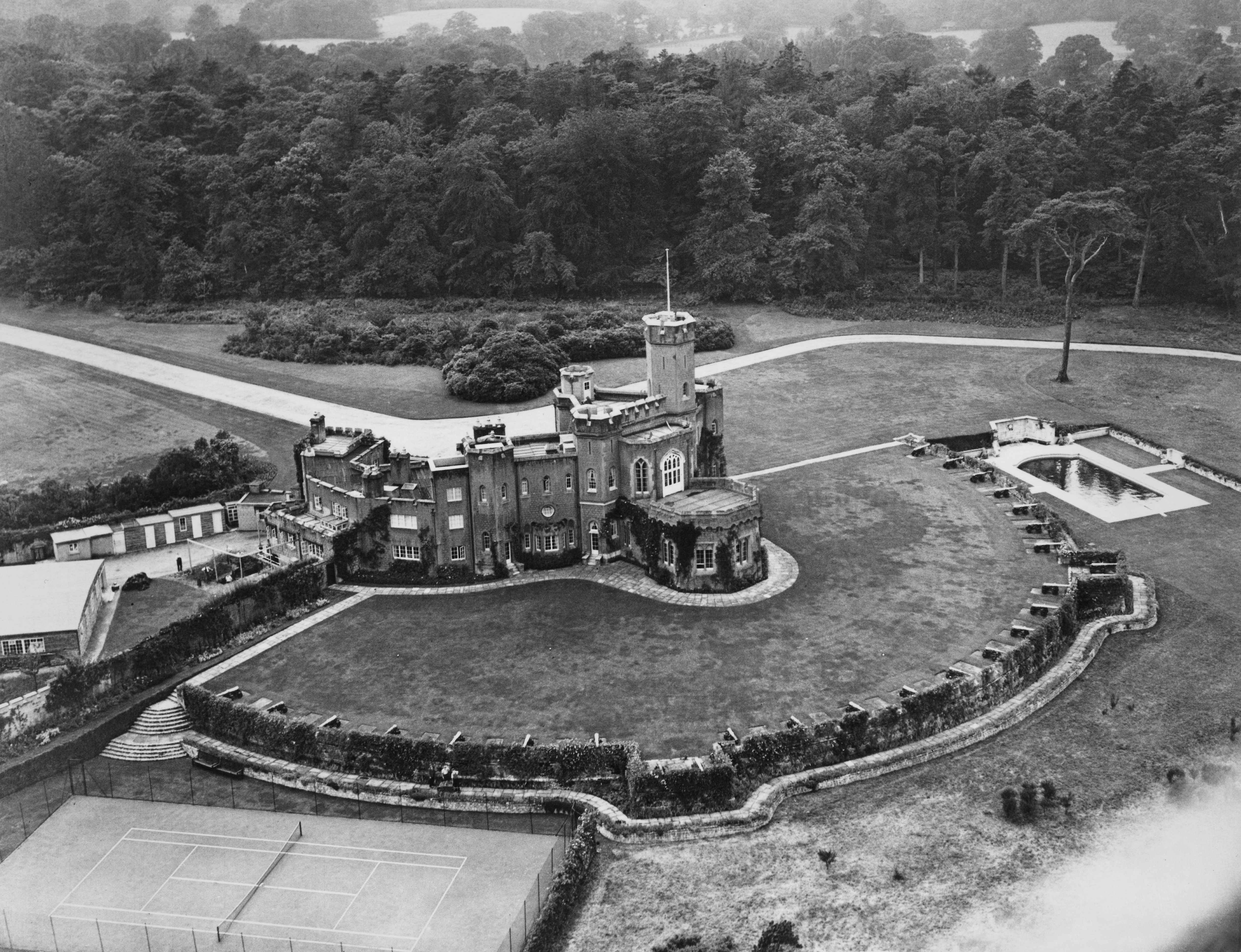 Vue aérienne du Fort Belvédère, une maison de campagne du 18e siècle située dans le Grand Parc de Windsor, et autrefois la résidence du roi Édouard VIII, le 5 juillet 1976. | Source : Getty Images