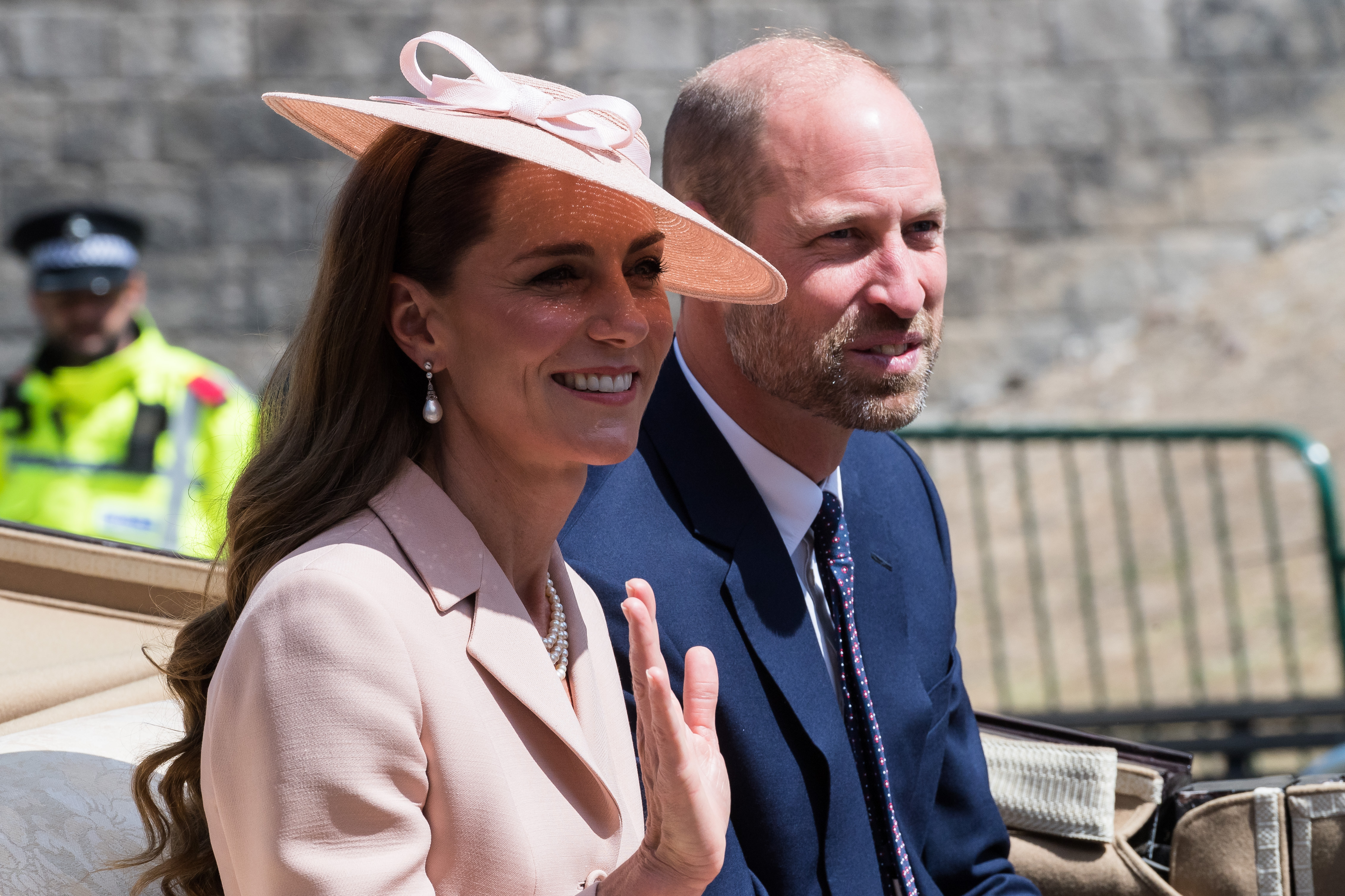 La princesse Catherine et le prince William souriant chaleureusement aux sympathisants qui se sont rassemblés pour les accueillir alors qu'ils se rendaient au château de Windsor.