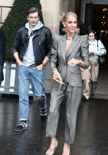 Céline Dion sort de l'hôtel Crillon à Paris pour se rendre à un défilé lors de la fashion week Haute-Couture printemps-été 2019 le 23 janvier 2019 | Youtube/Paris Popular