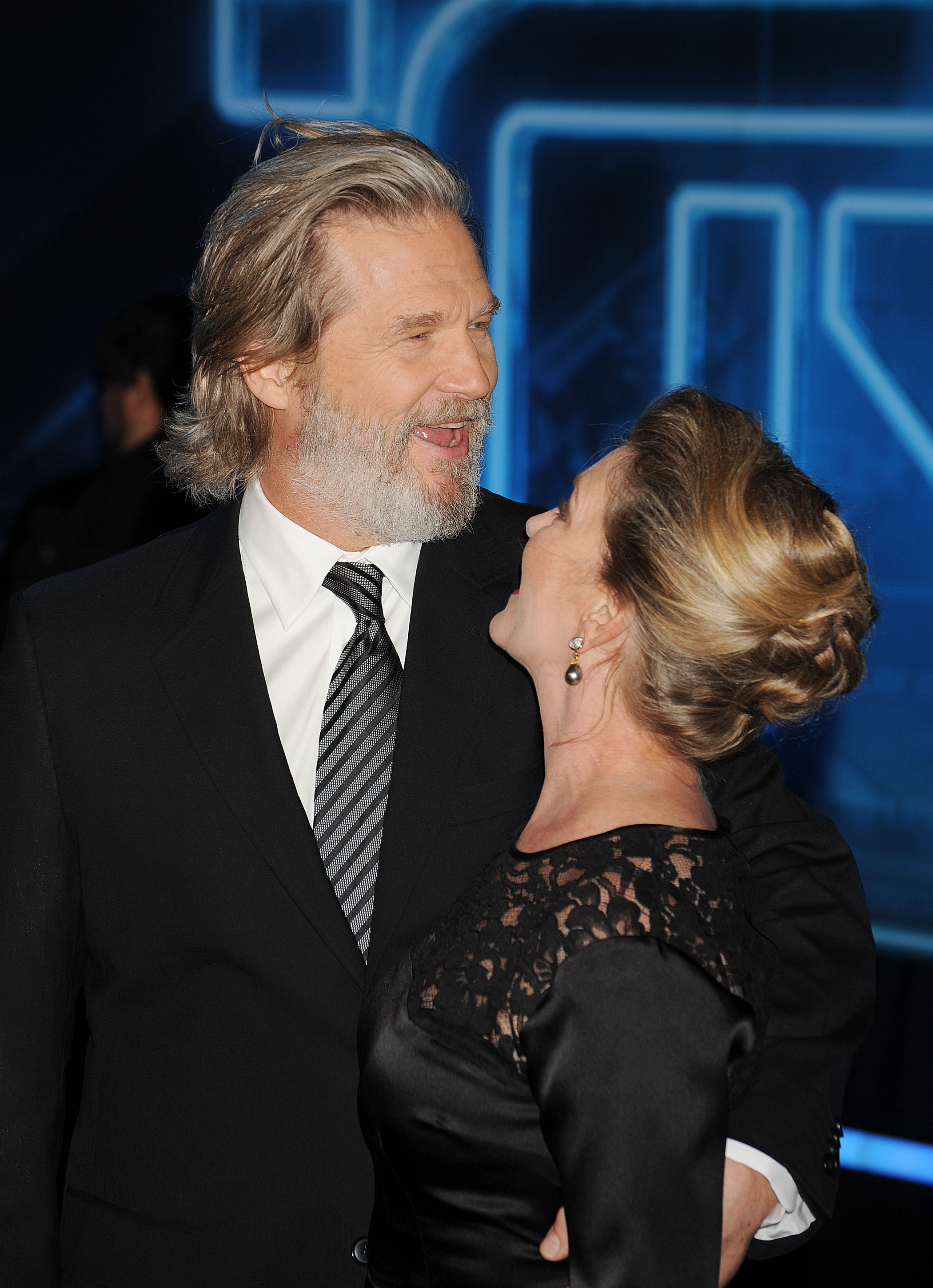 Jeff et Susan Bridges arrivent à la première mondiale de "TRON : L'Héritage" au théâtre El Capitan à Hollywood, Californie, le 11 décembre 2010. | Source : Getty Images