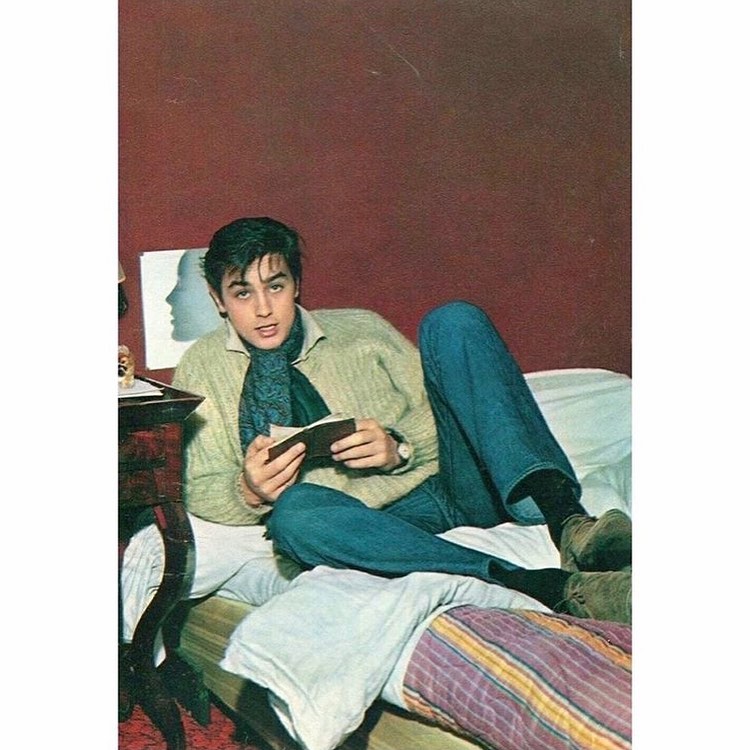 Alain Delon dans ses jeunes années, extrait d'un post Instagram daté du 8 novembre 2020 | Source : Instagram.com/anouchkadelon/