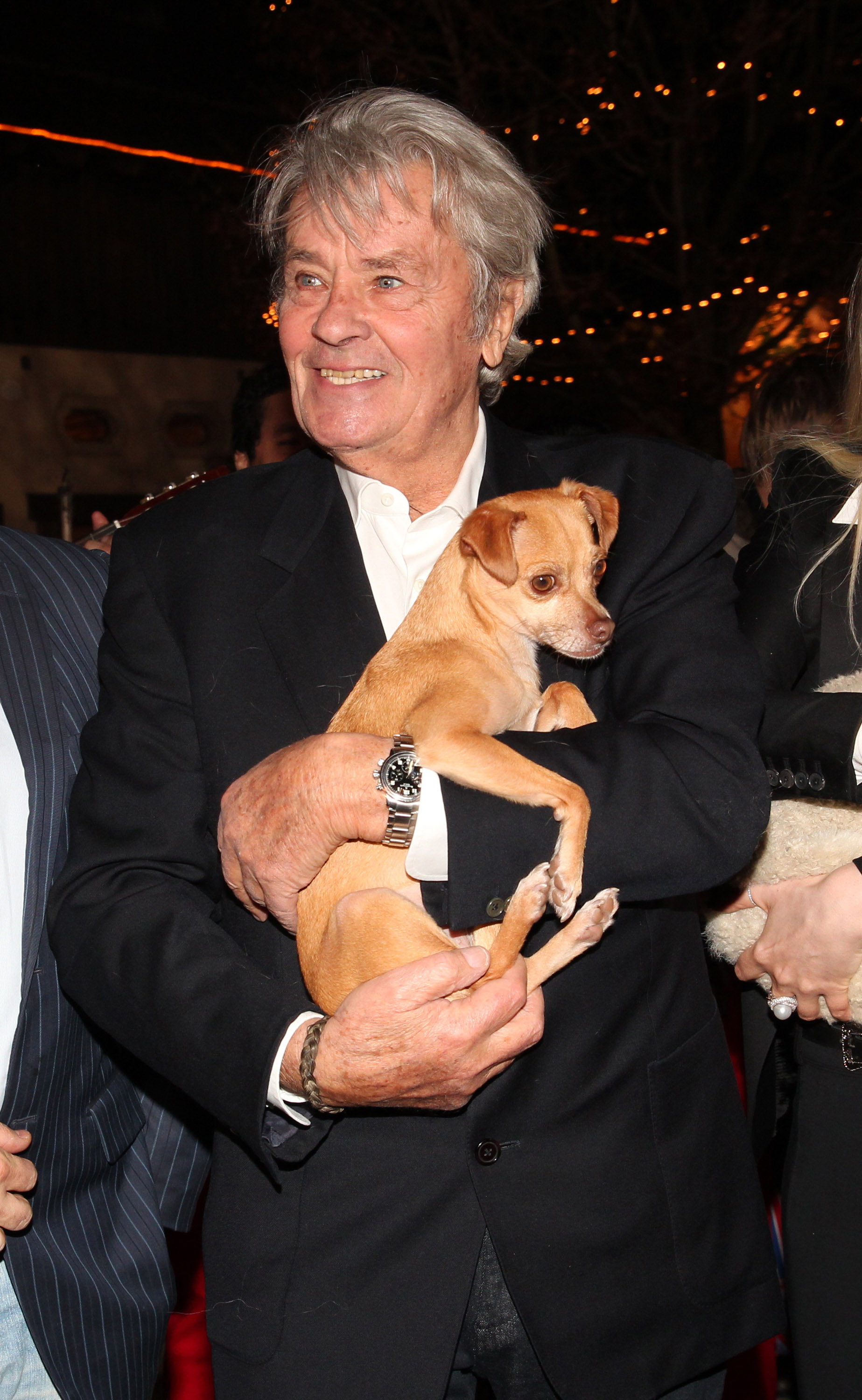 Alain Delon lors de la cérémonie d'ouverture du sanctuaire animalier de Gut Aiderbichl en Autriche, le 11 novembre 2014. | Source : Getty Images