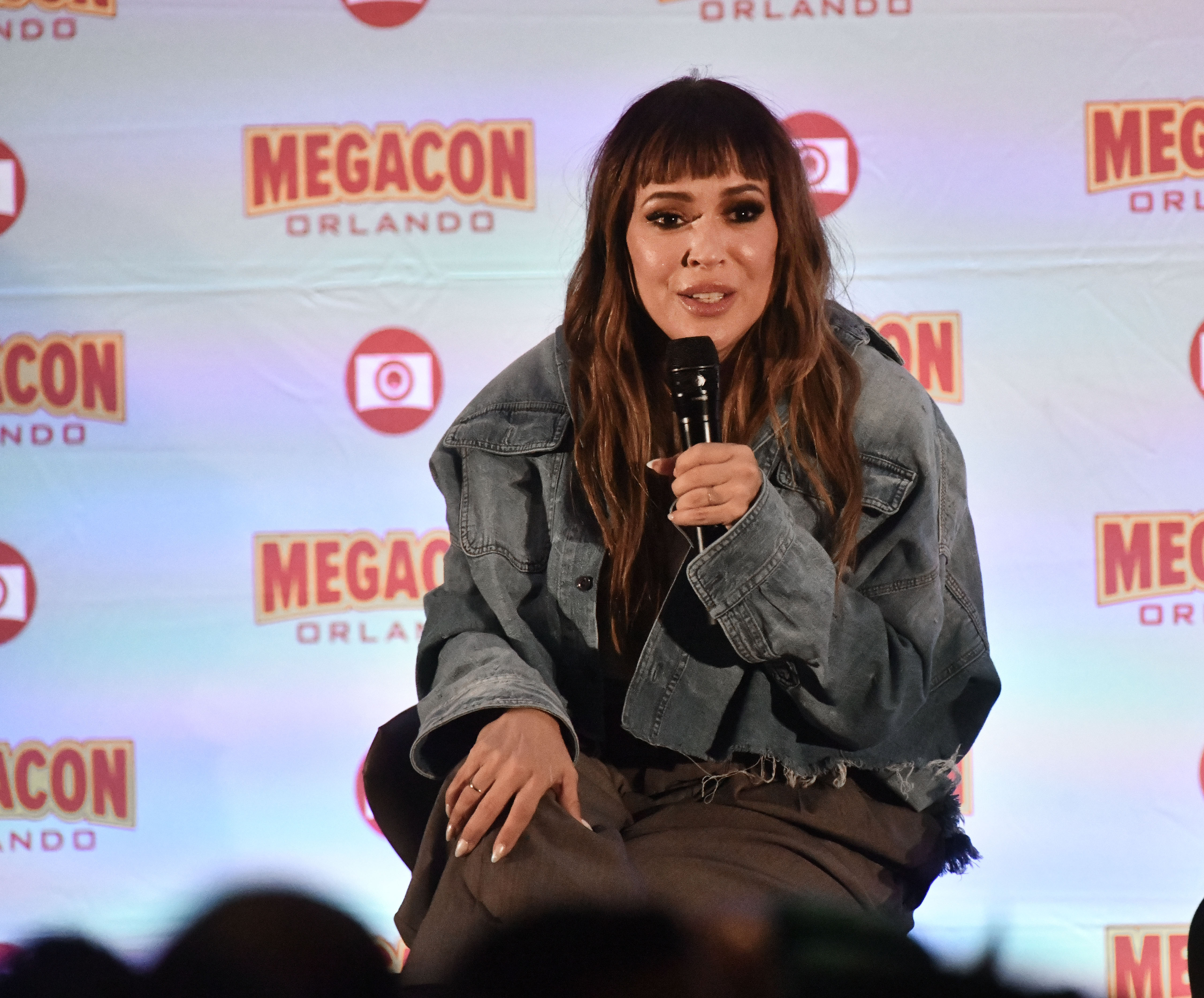 Alyssa Milano prenant la parole lors de la MegaCon Orlando 2024 au Orange County Convention Center le 2 février 2024. | Source : Getty Images