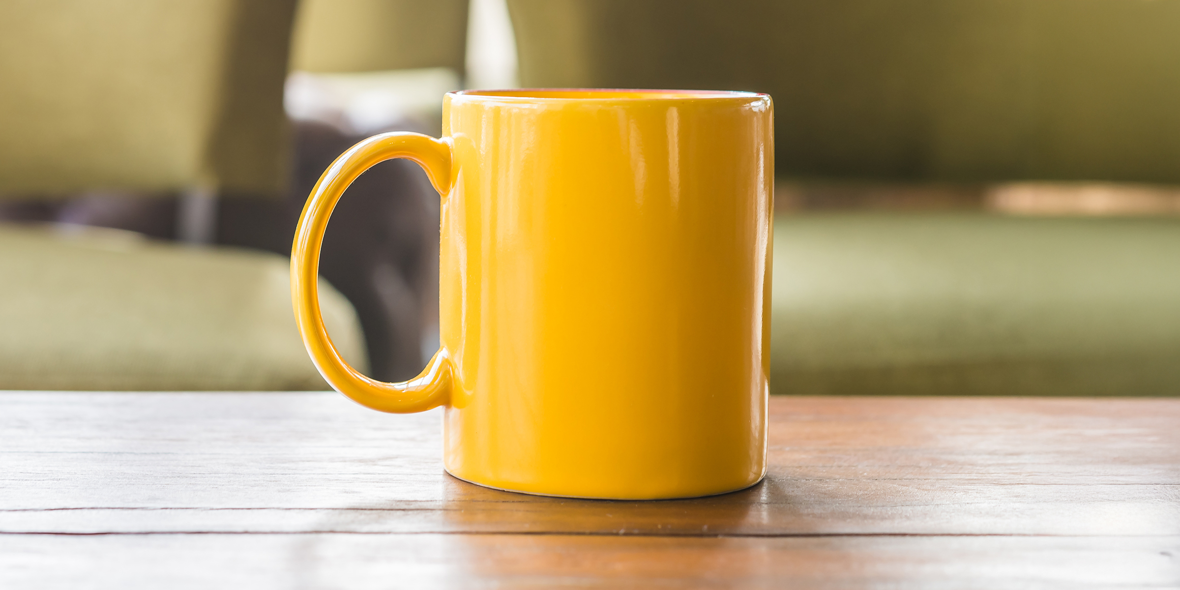 Un mug jaune sur une table | Source : Shutterstock