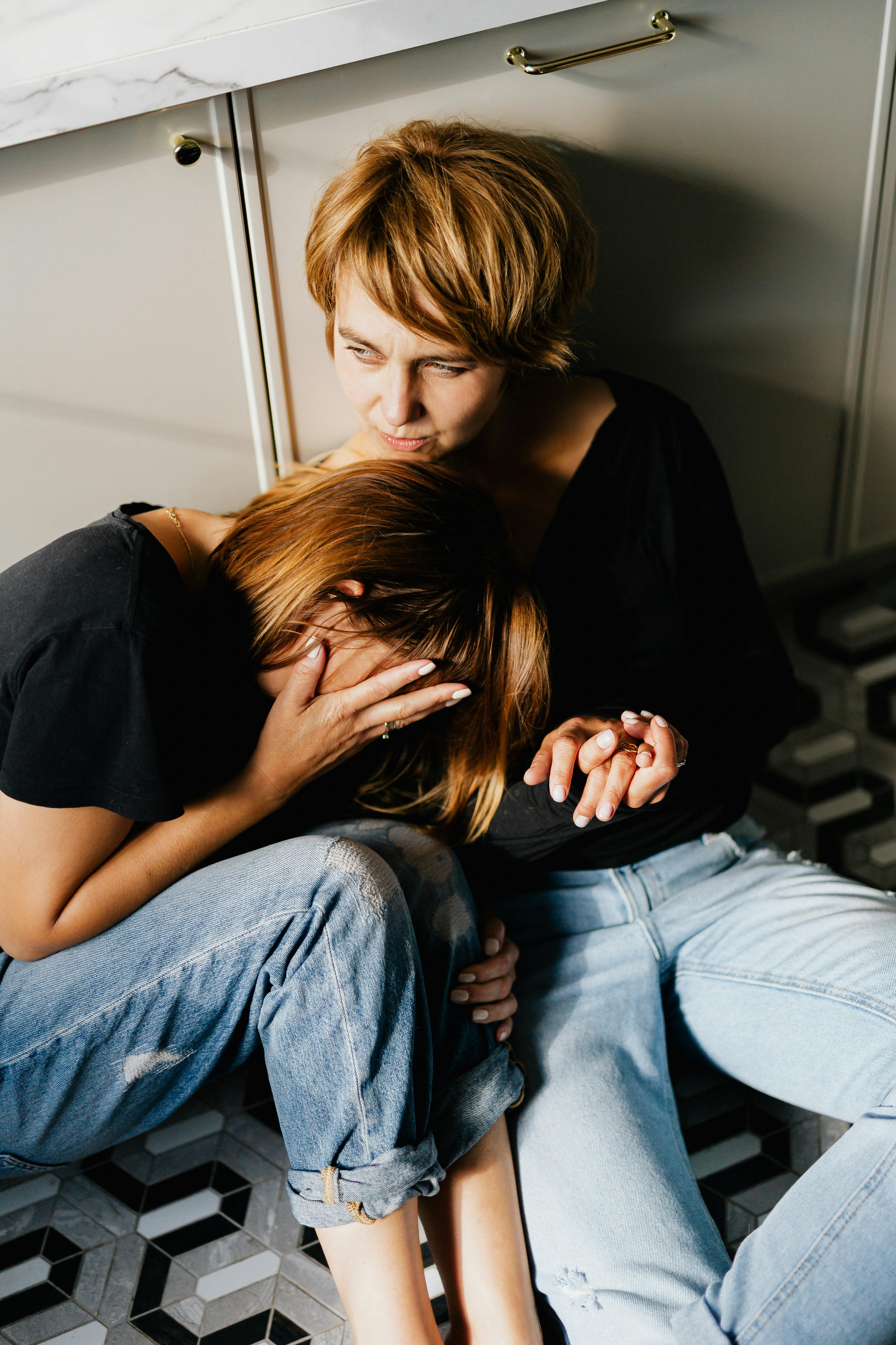 Femme offrant du réconfort à une femme en pleurs | Source : Pexels