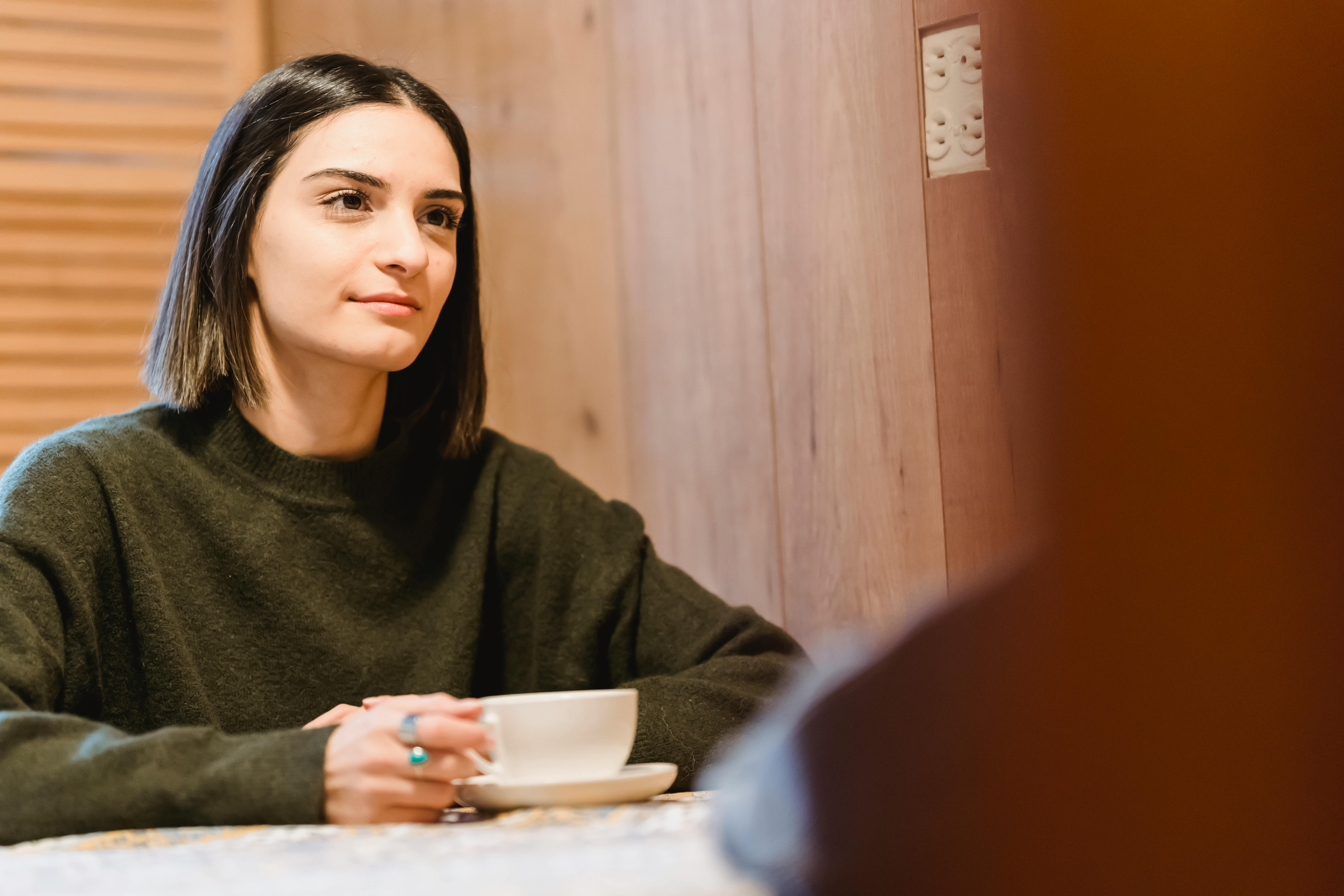 Une femme avec une tasse de café | Source : Pexels