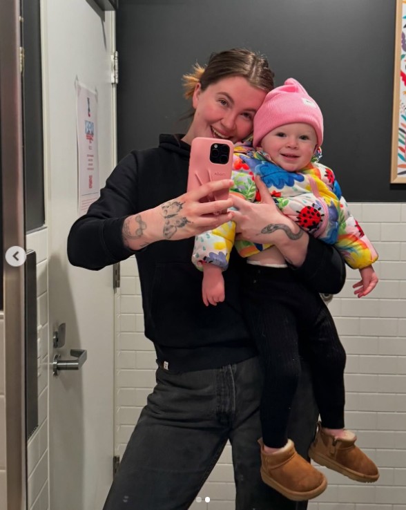 Ireland Baldwin posant avec sa fille pour un selfie miroir dans un post daté du 15 janvier 2025 | Source : Instagram/irelandirelandireland