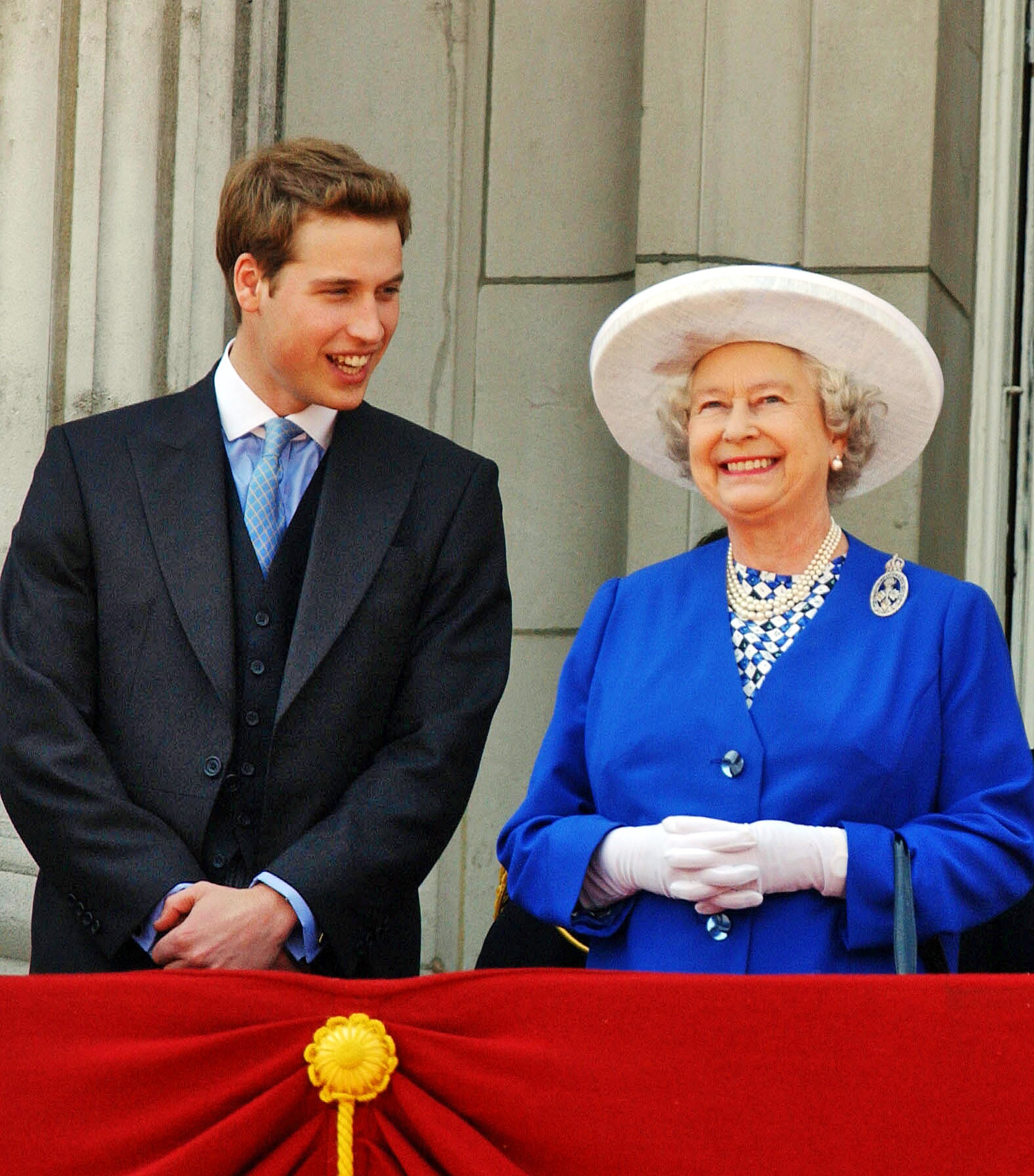 La reine Elizabeth ll photographiée avec son petit-fils, le prince William, regardant le Trooping of the Color sur le balcon du palais de Buckingham, le 14 juin 2003, Londres, Angleterre ┃Source : Getty Images