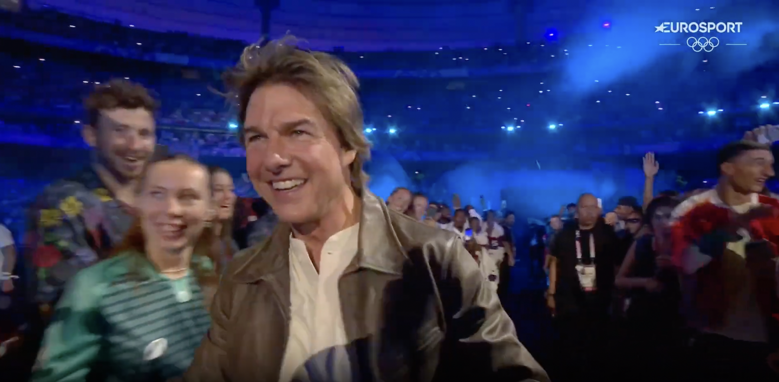 Tom Cruise se frayant un chemin jusqu'à la scène principale lors des Jeux olympiques de Paris, postés le 12 août 2024 | Source : YouTube/Eurosport