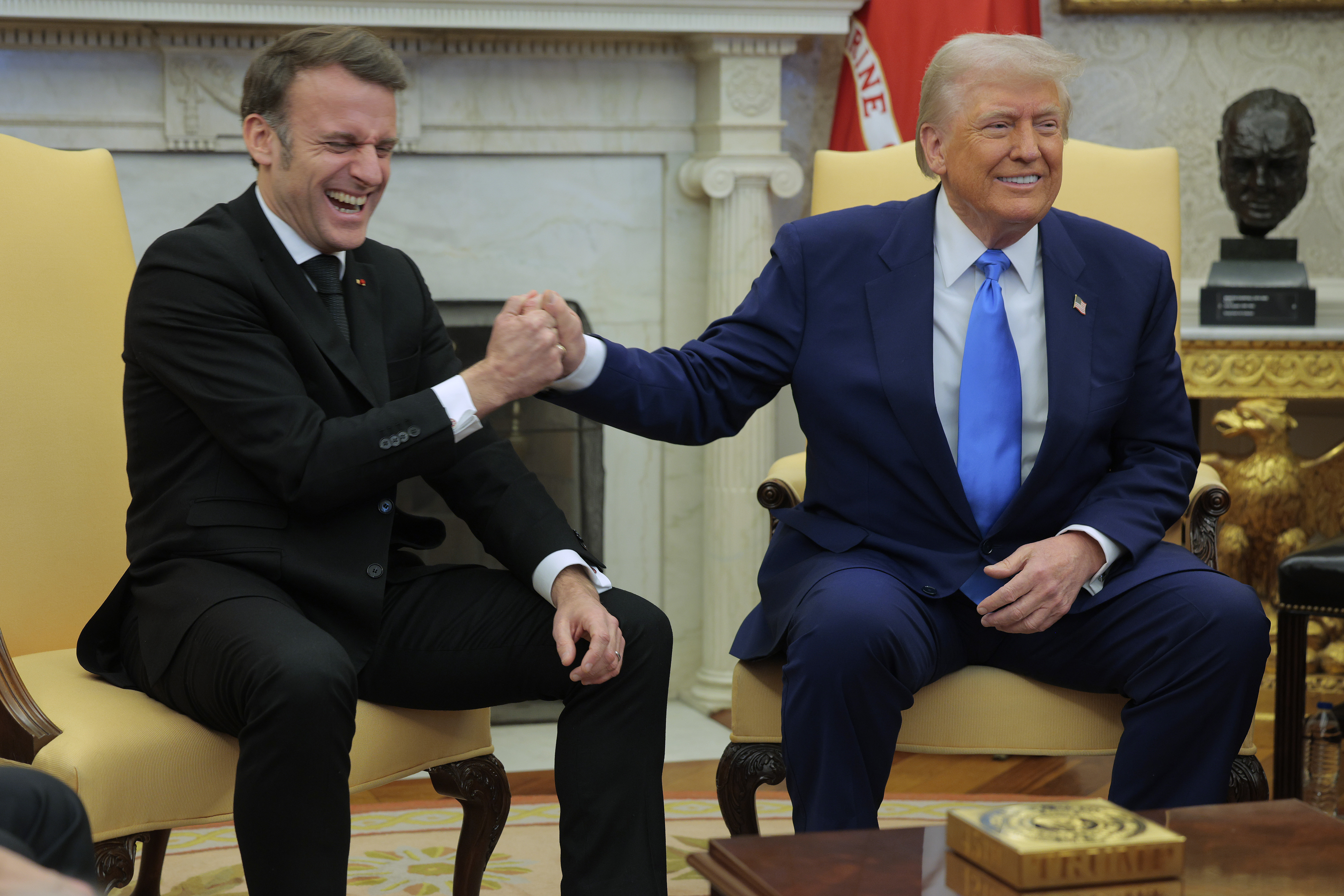 Emmanuel Macron et Donald Trump se rencontrent dans le bureau ovale de la Maison Blanche | Source : Getty Images