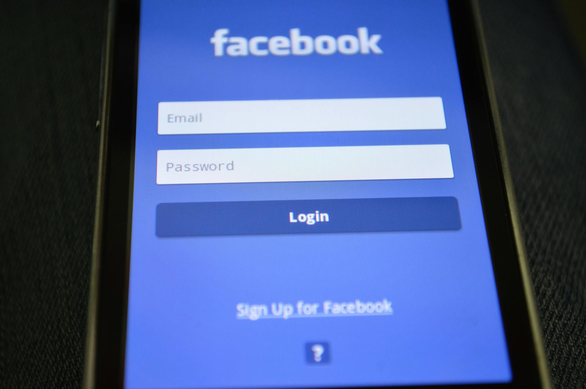 Quelqu'un qui se connecte à Facebook | Source : Pexels