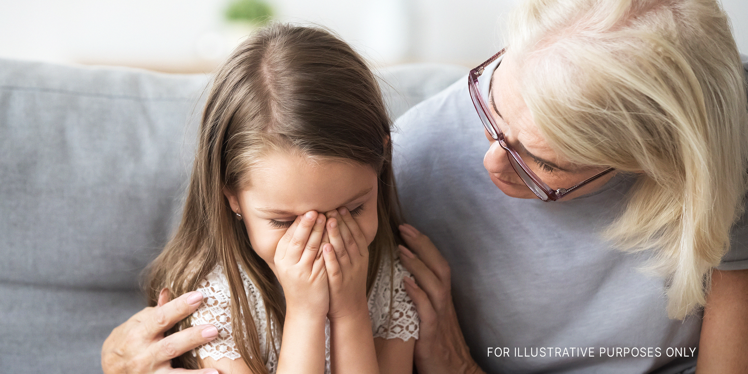 Une enfant avec sa grand-mère | Source : Shutterstock