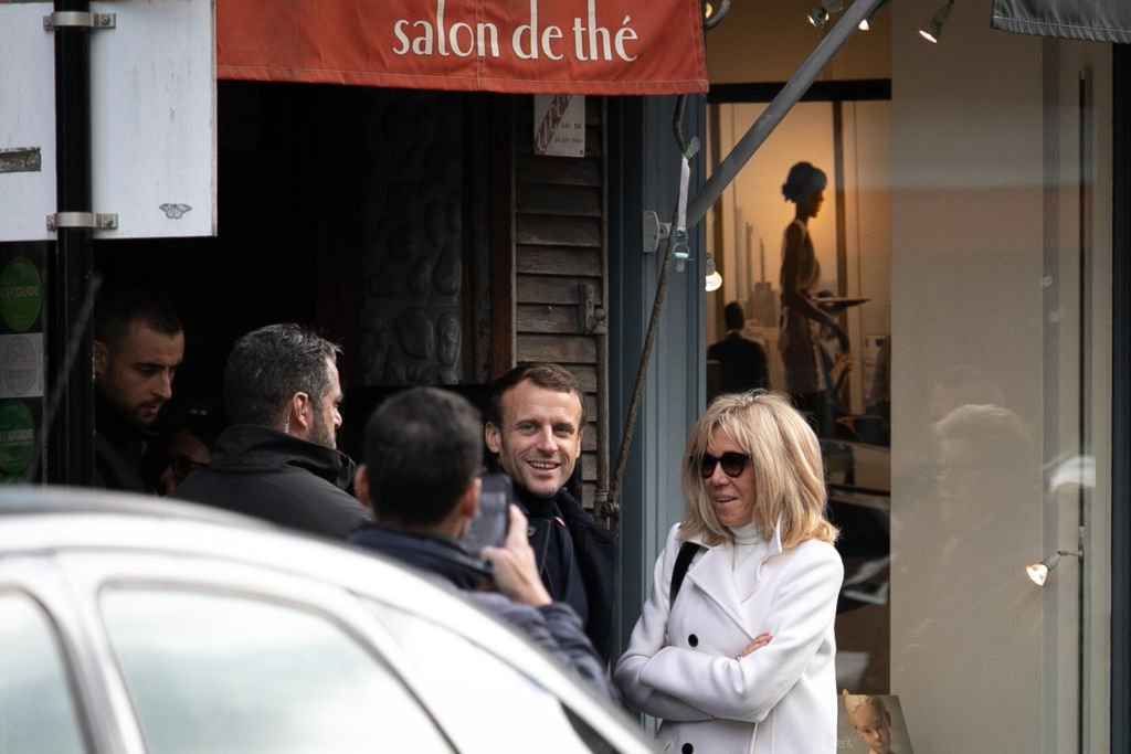 Emmanuel Macron et sa femme Brigitte arrivent dans leur villa après avoir déjeuné, le 1er avril 2018 au Touquet, où le couple passe le week-end de Pâques. І Source : Getty Images