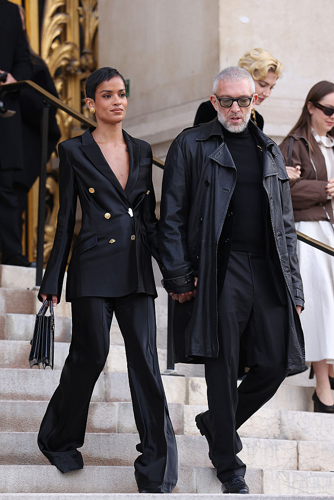 Narah Baptista et Vincent Cassel assistent au défilé Schiaparelli Haute Couture Week Printemps/Été 2026 lors de la Haute Couture Printemps Été 2026 dans le cadre de la Fashion Week de Paris, le 26 janvier 2026 à Paris, en France I Source : Getty Images