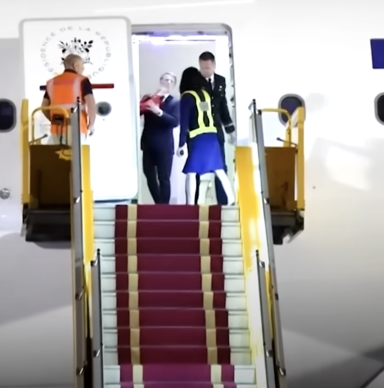 L'altercation controversée d'Emmanuel et Brigitte dans un avion, tirée d'une vidéo datant du 27 mai 2025. | Source : YouTube/CBS News