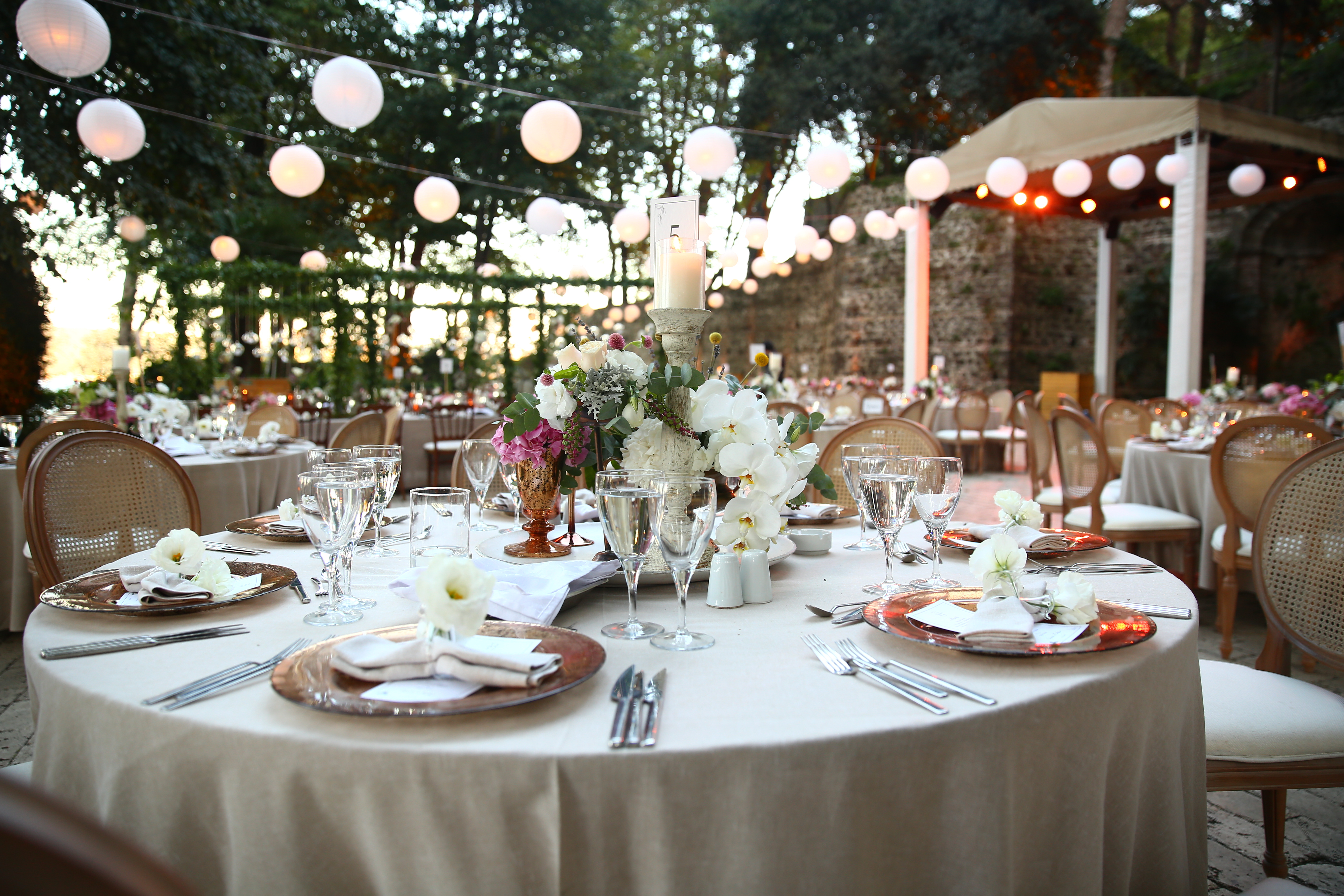 Une table en bois décorée en blanc pour un mariage | Source : Shutterstock