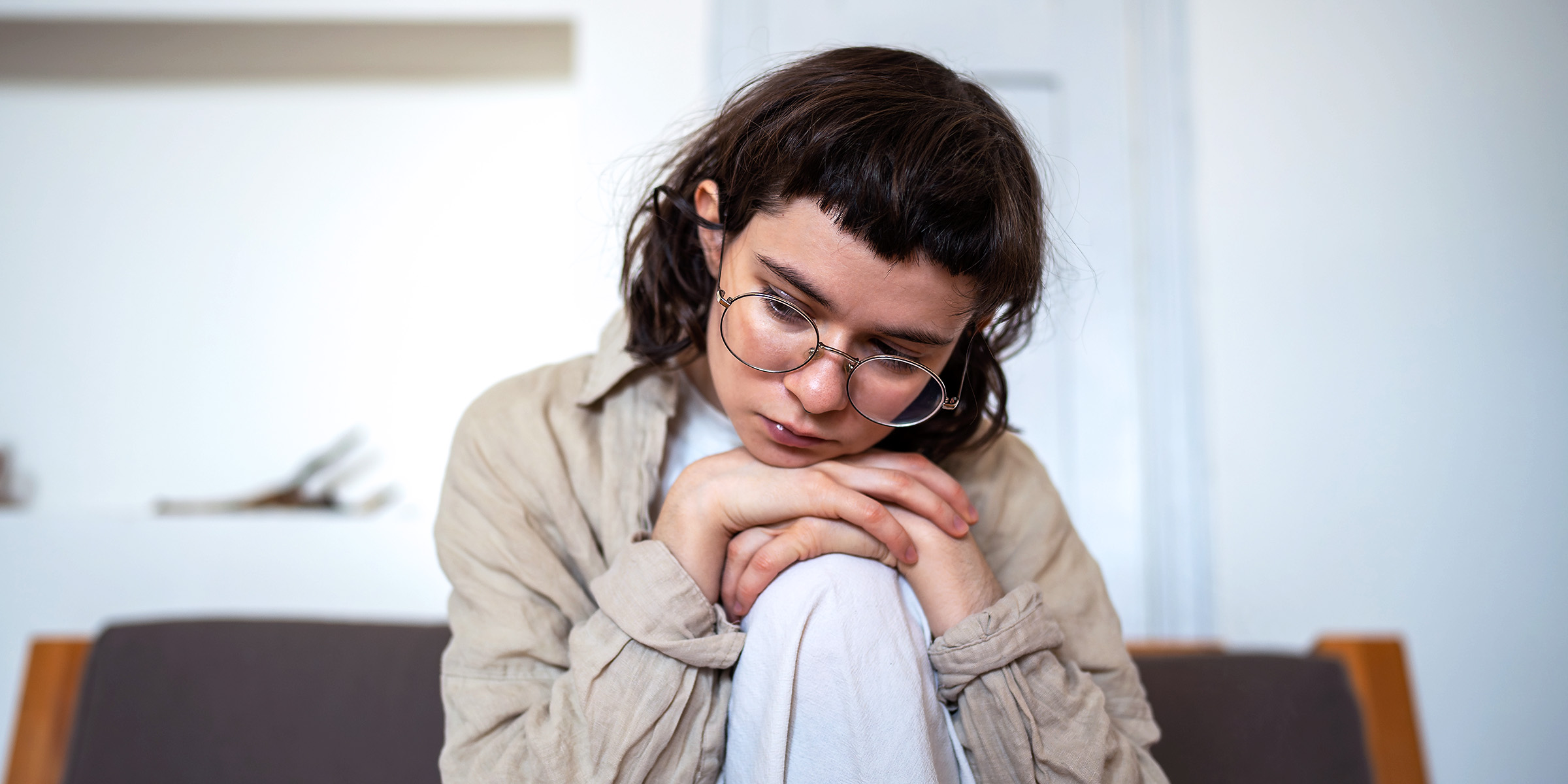 Une adolescente mélancolique | Source : Shutterstock