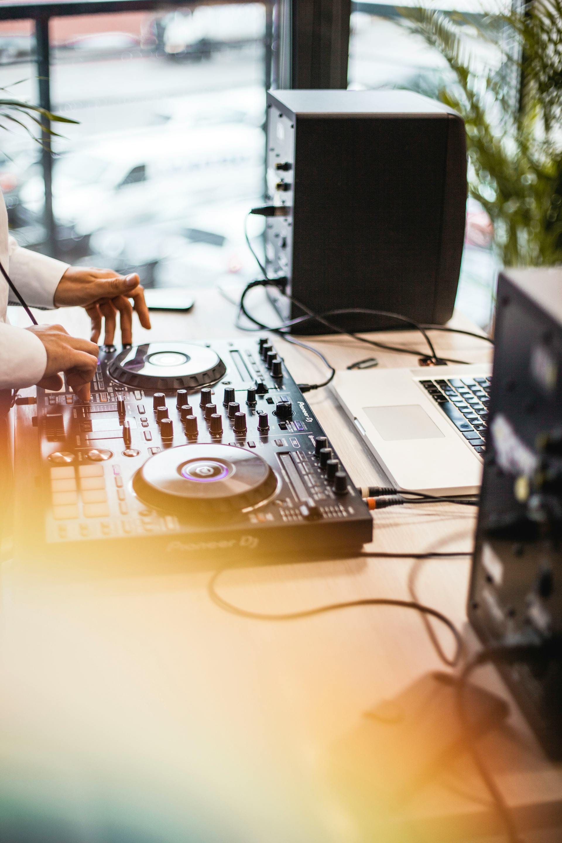 Un DJ utilisant du matériel de sonorisation | Source : Pexels