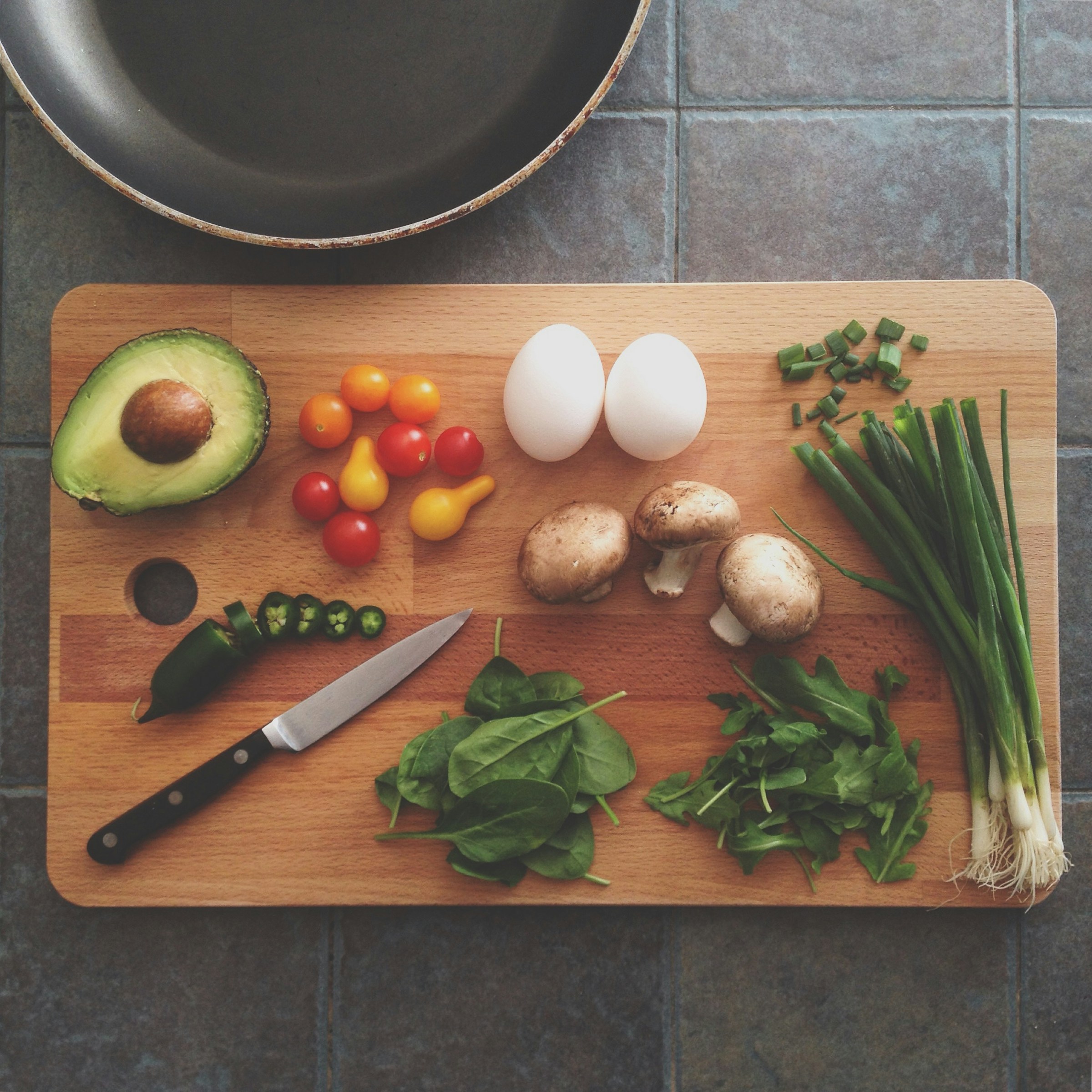 Légumes et œufs sur une planche à découper | Source : Unsplash