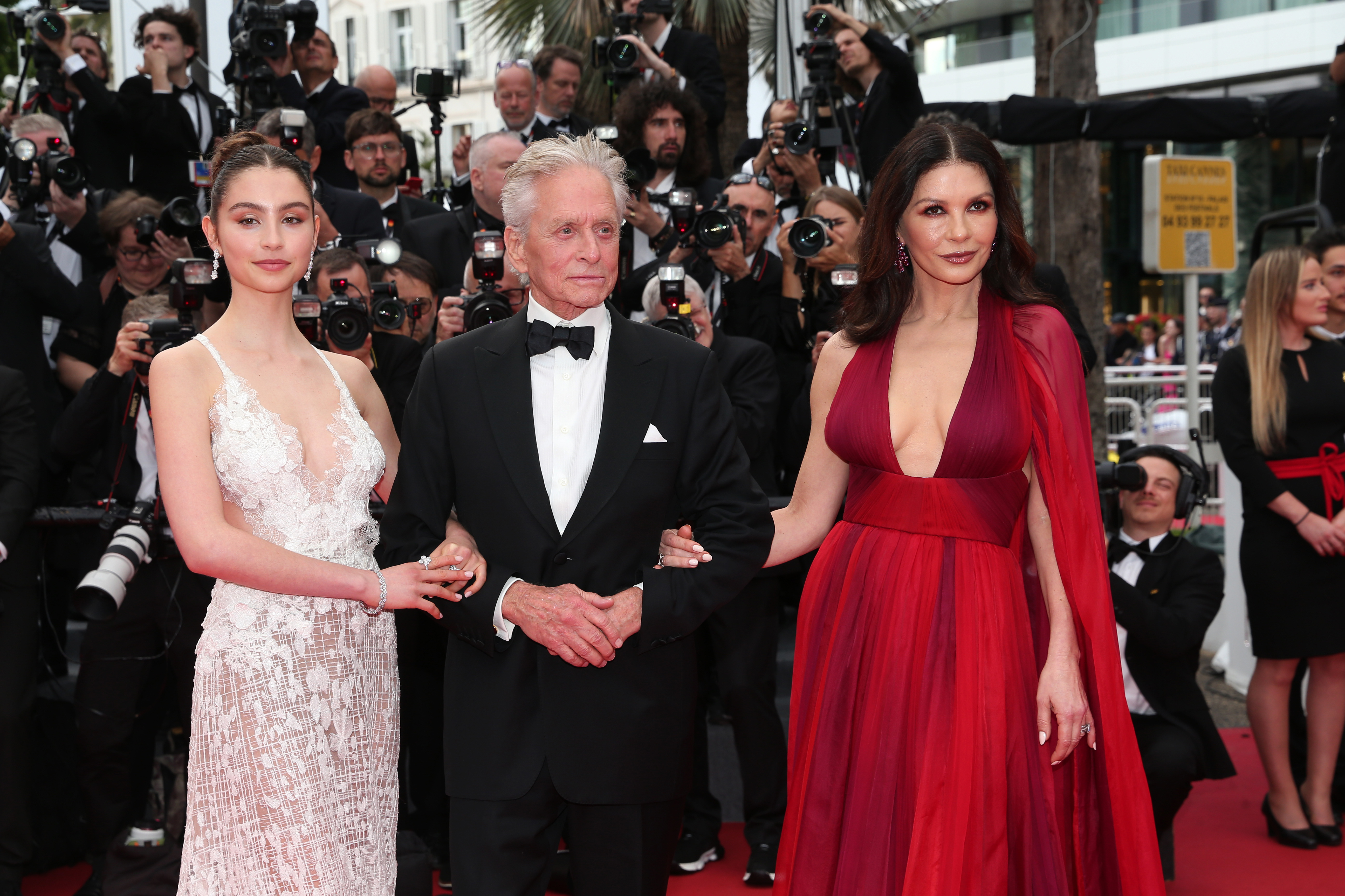 Michael Douglas et Catherine Zeta-Jones avec leur fille Carys à Cannes, France en 2023. | Source : Getty Images