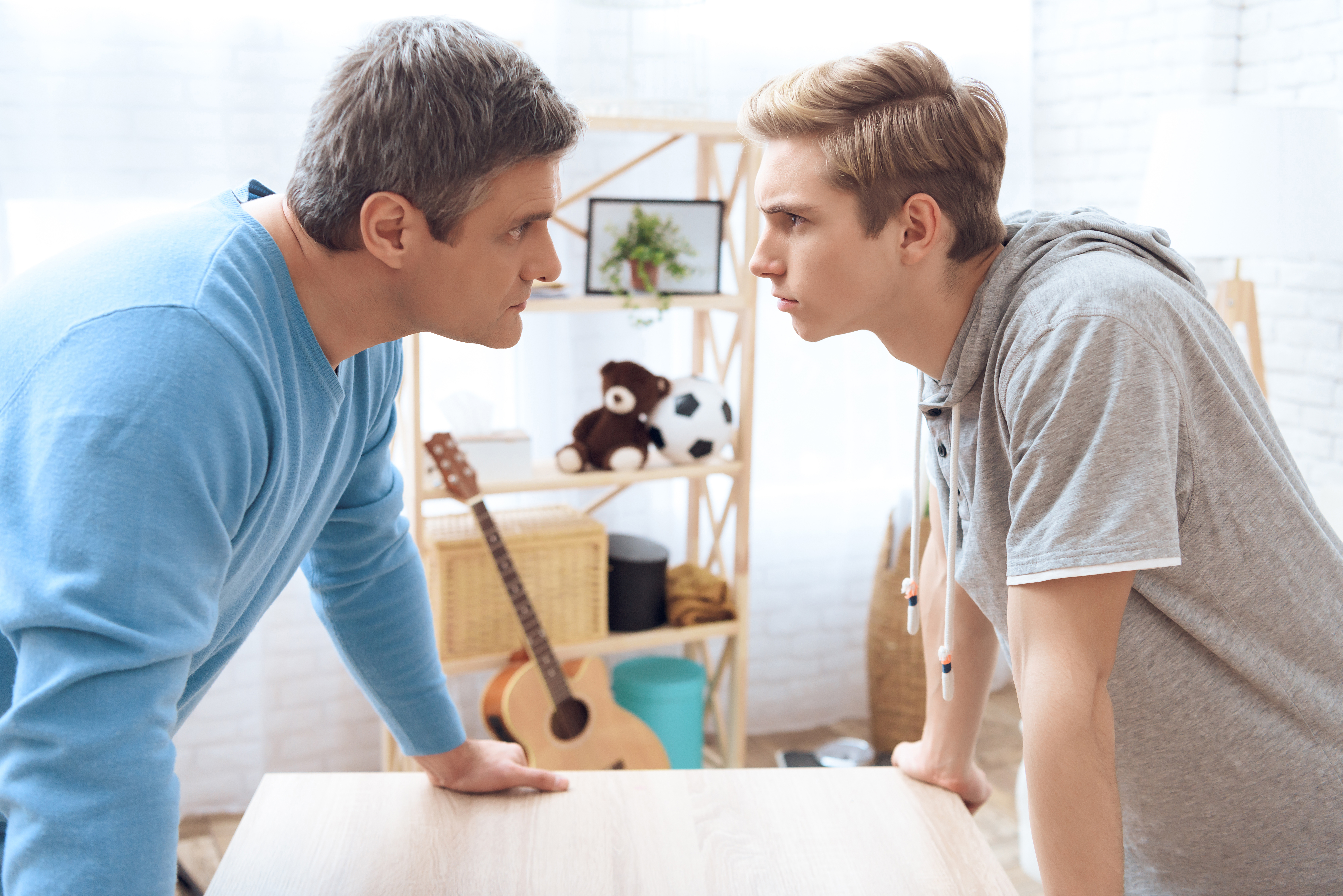 Matt s'est disputé avec ses parents au sujet de leur décision. | Source : Shutterstock