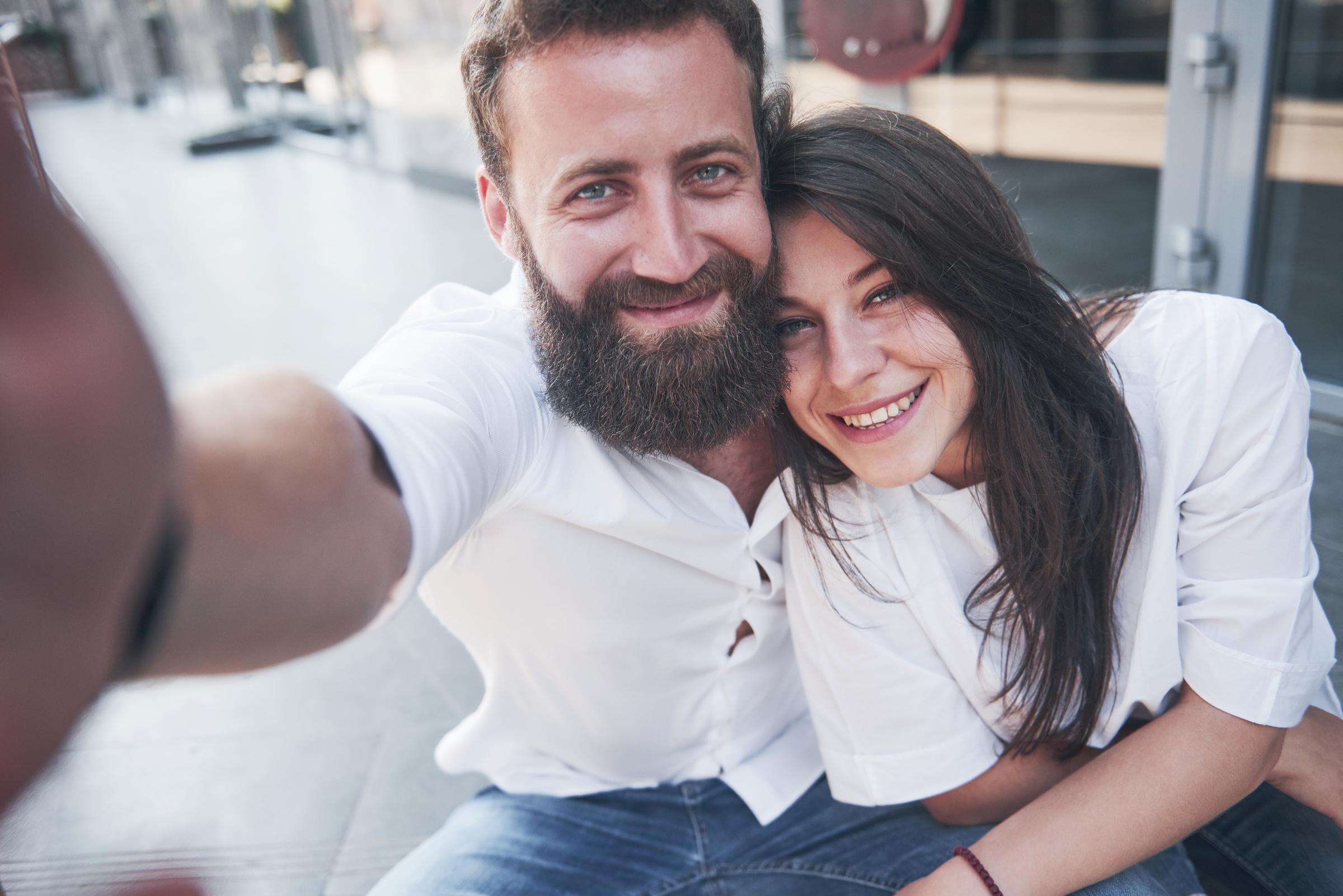 Un couple souriant | Source : Magnific