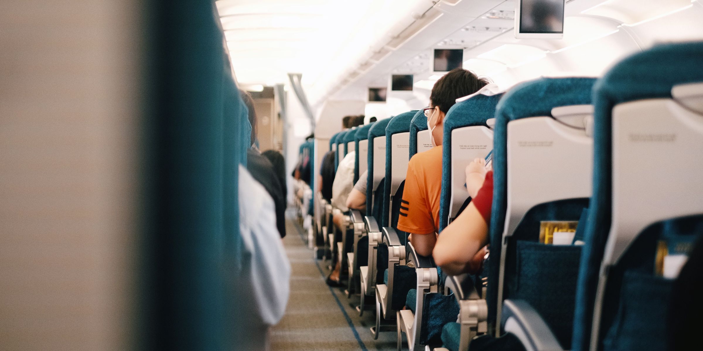 Vue de l'intérieur de l'avion avec des passagers assis pendant un vol | Source : Pexels