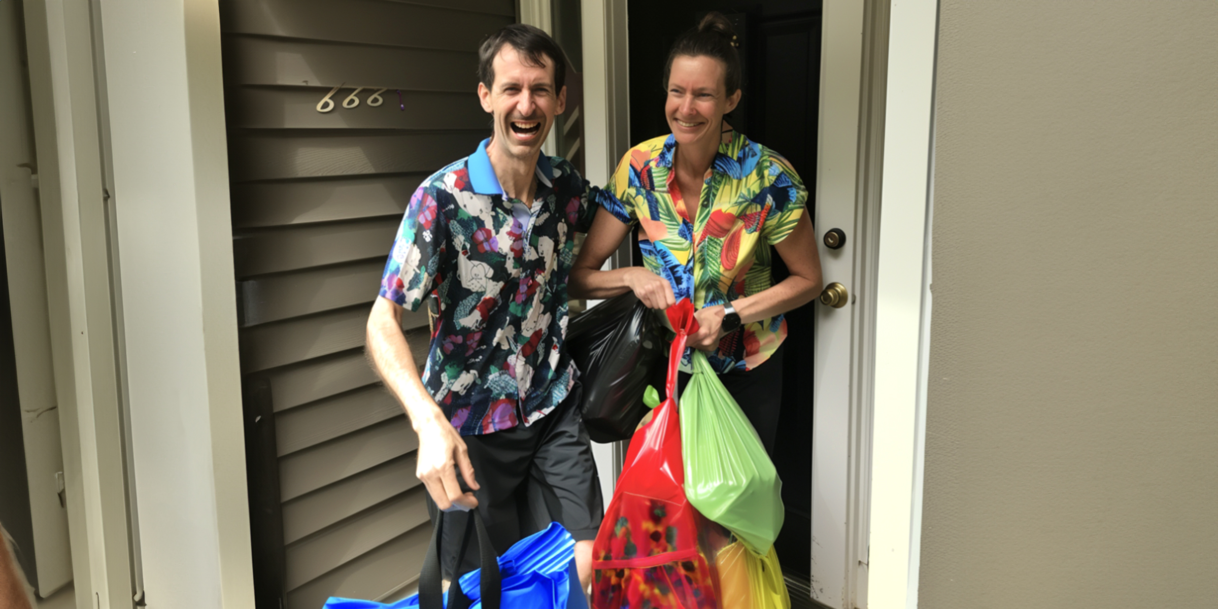 Un couple se tenant à la porte avec des sacs en plastique | Source : Amomama