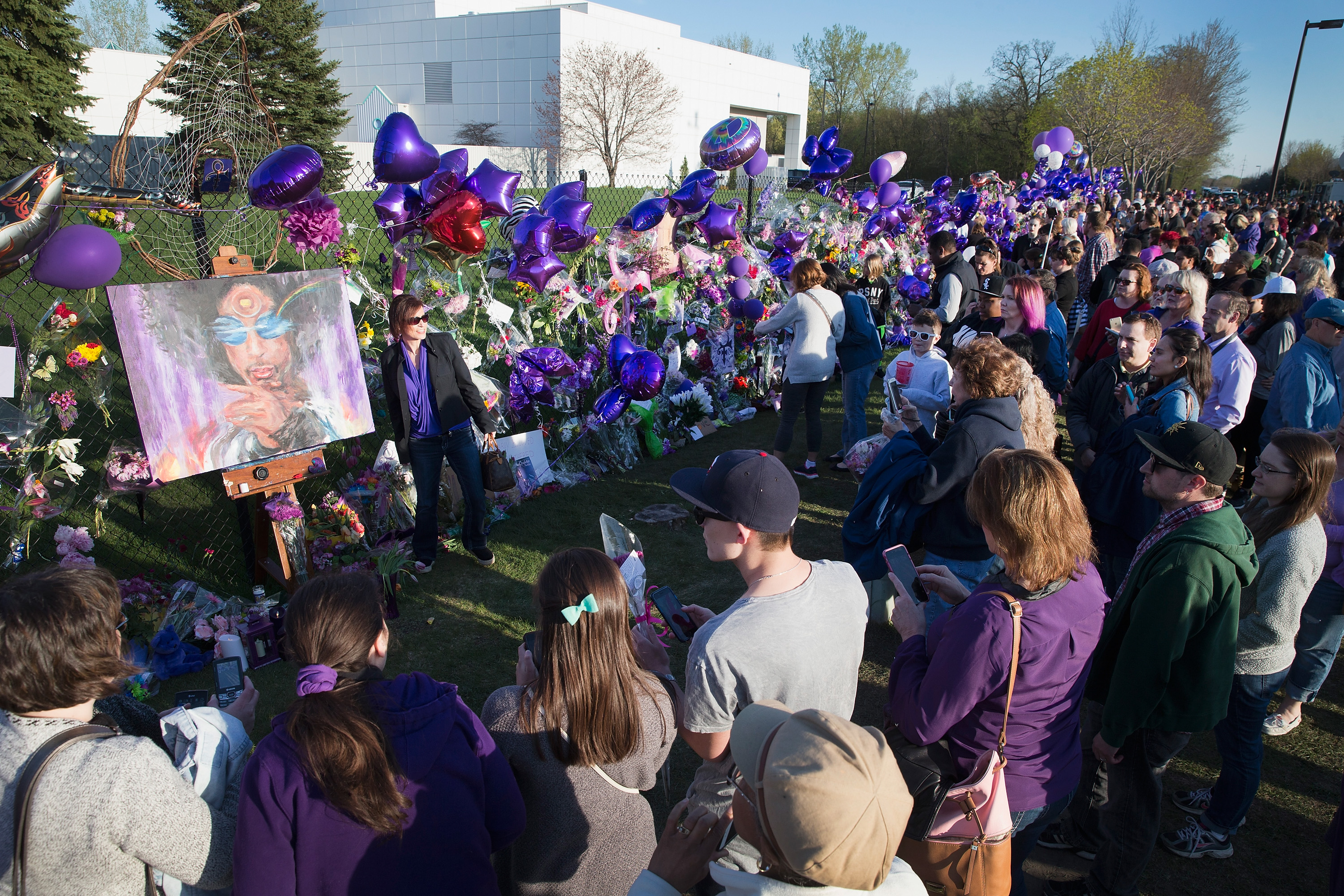 Des fans en deuil visitent un mémorial à l'extérieur de Paisley Park, la maison et le studio de feu Prince, le 22 avril 2016 à Chanhassen, Minnesota | Source : Getty Images