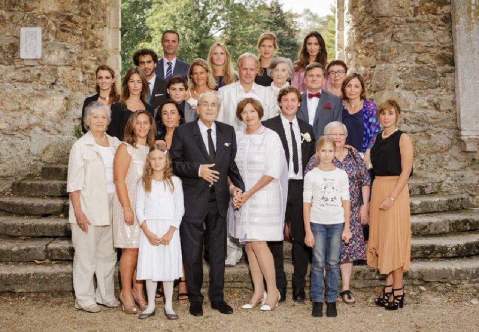 Famille de Michel Legrand, enfants, petits-enfants réunis | Photo: Twitter / TRAN THI TRINH Maguy