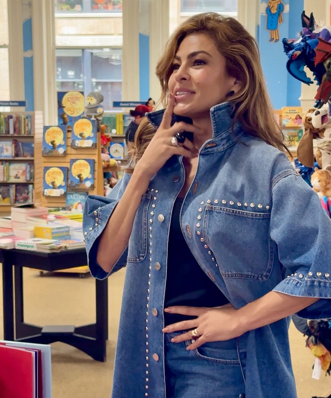 Eva Mendes faisant la promotion de son nouveau livre pour enfants, extrait d'un post Instagram, daté du 19 septembre 2024 | Source : Instagram/evamendes/