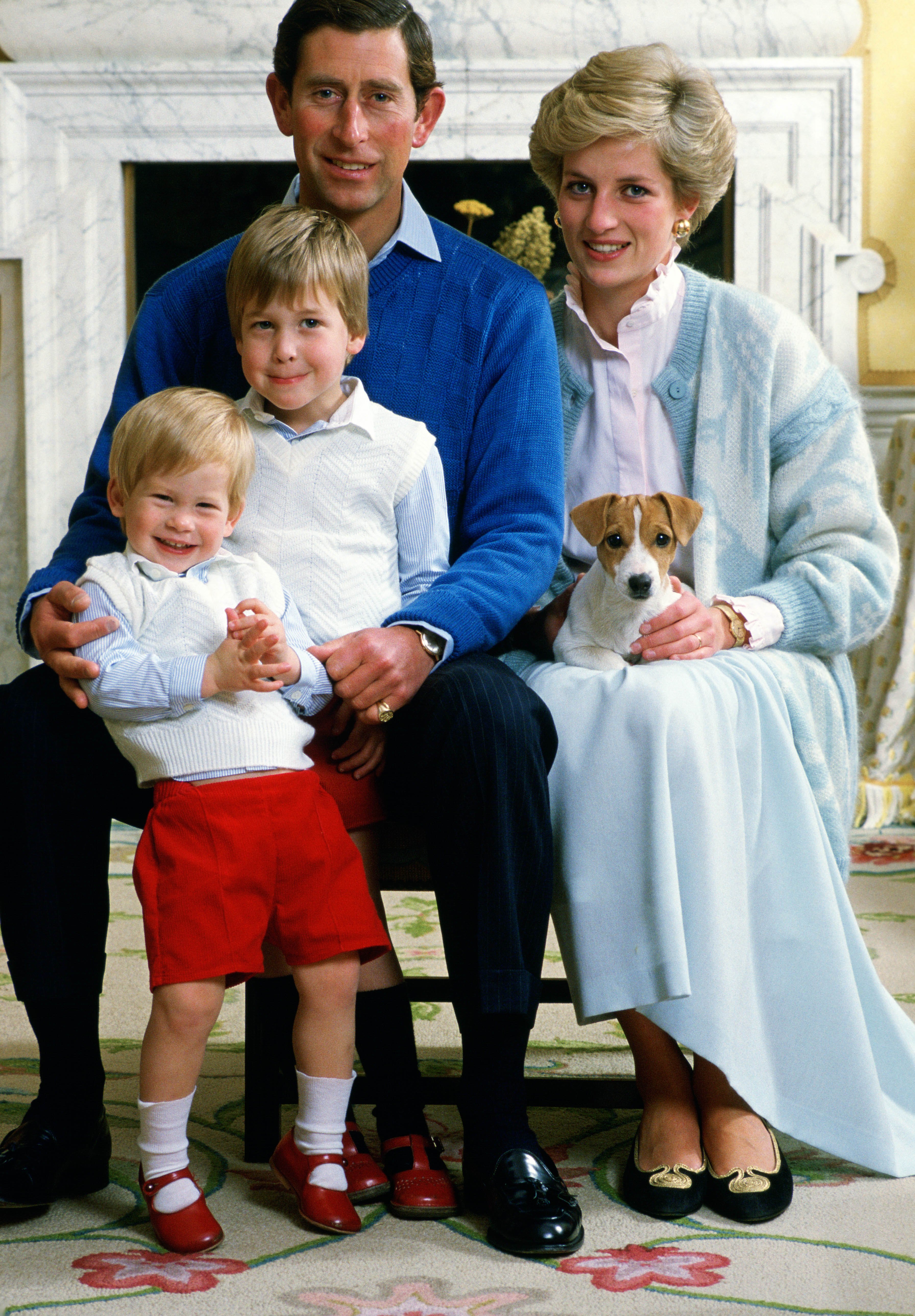 Le prince Charles, prince de Galles et Diana, princesse de Galles au palais de Kensington avec leurs fils le prince William et le prince Harry le 01 décembre 1986 | Source : Getty Images