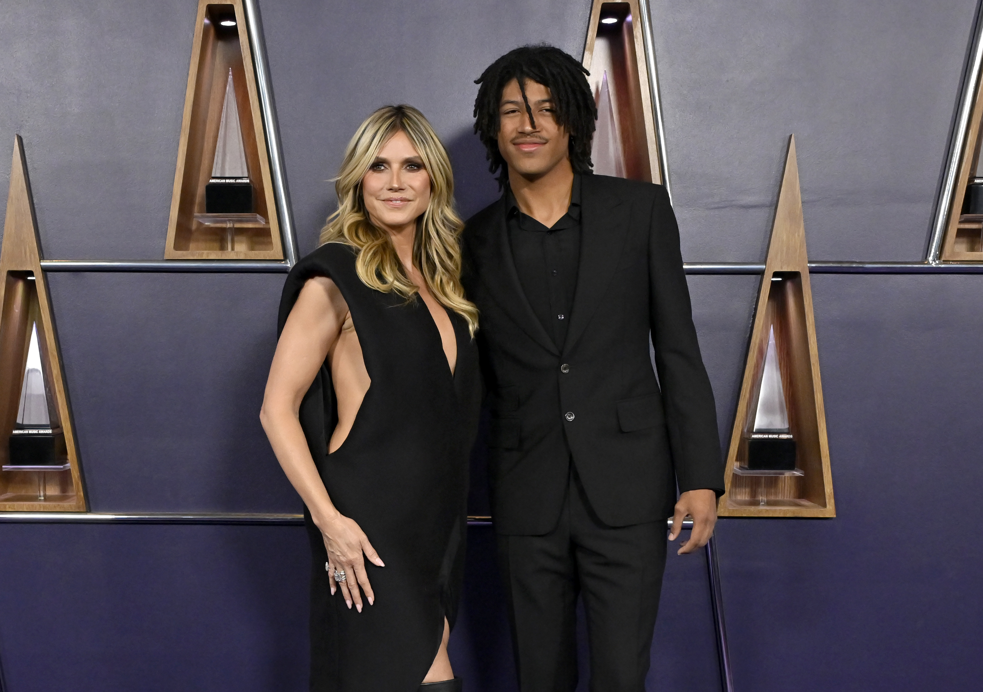 Avec des sourires subtils et une assurance sans effort, Heidi Klum et Henry Samuel font une déclaration mère-fils élégante sur le tapis rouge des AMAs.