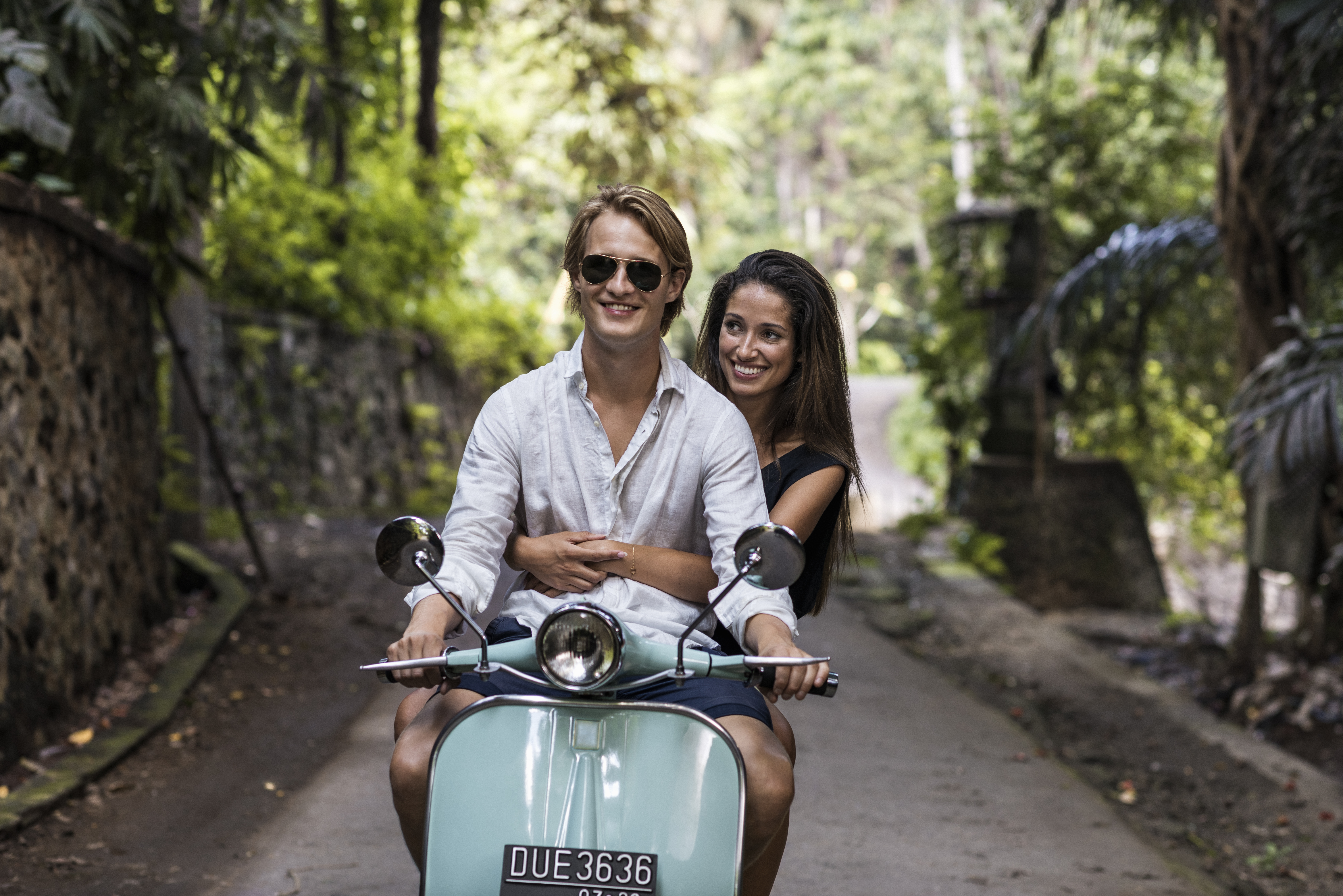 Un jeune couple en scooter pendant leurs vacances à Bali | Source : Getty Images