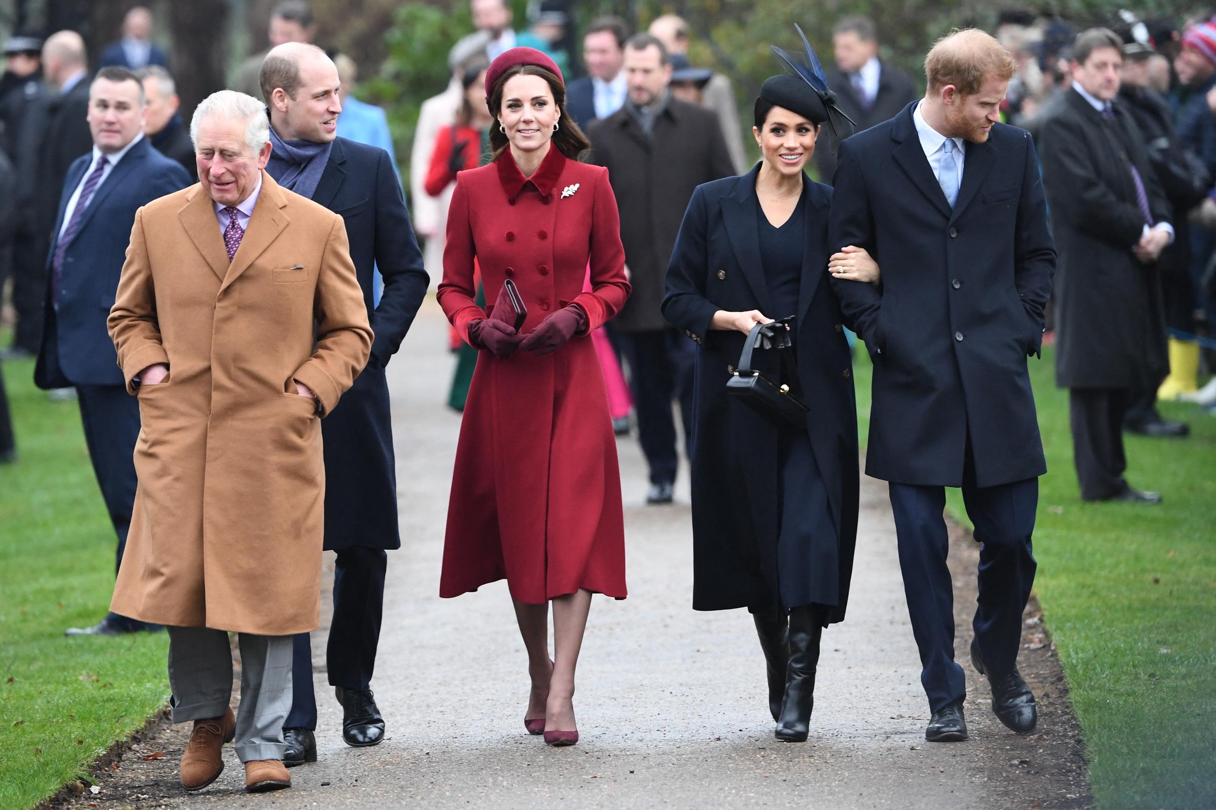 Le prince William, le roi Charles III, la princesse Catherine, Meghan Markle et le prince Harry arrivent pour le service traditionnel de la famille royale le jour de Noël à Sandringham, dans le Norfolk, le 25 décembre 2018 | Source : Getty Images