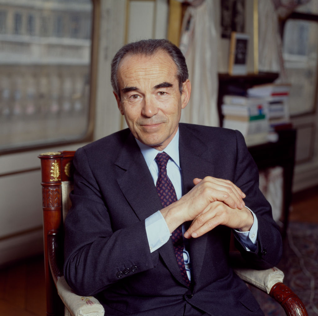 Portrait de Robert Badinter, Président du Conseil Constitutionnel chez lui en mai 1992, France. | Source : Getty Images