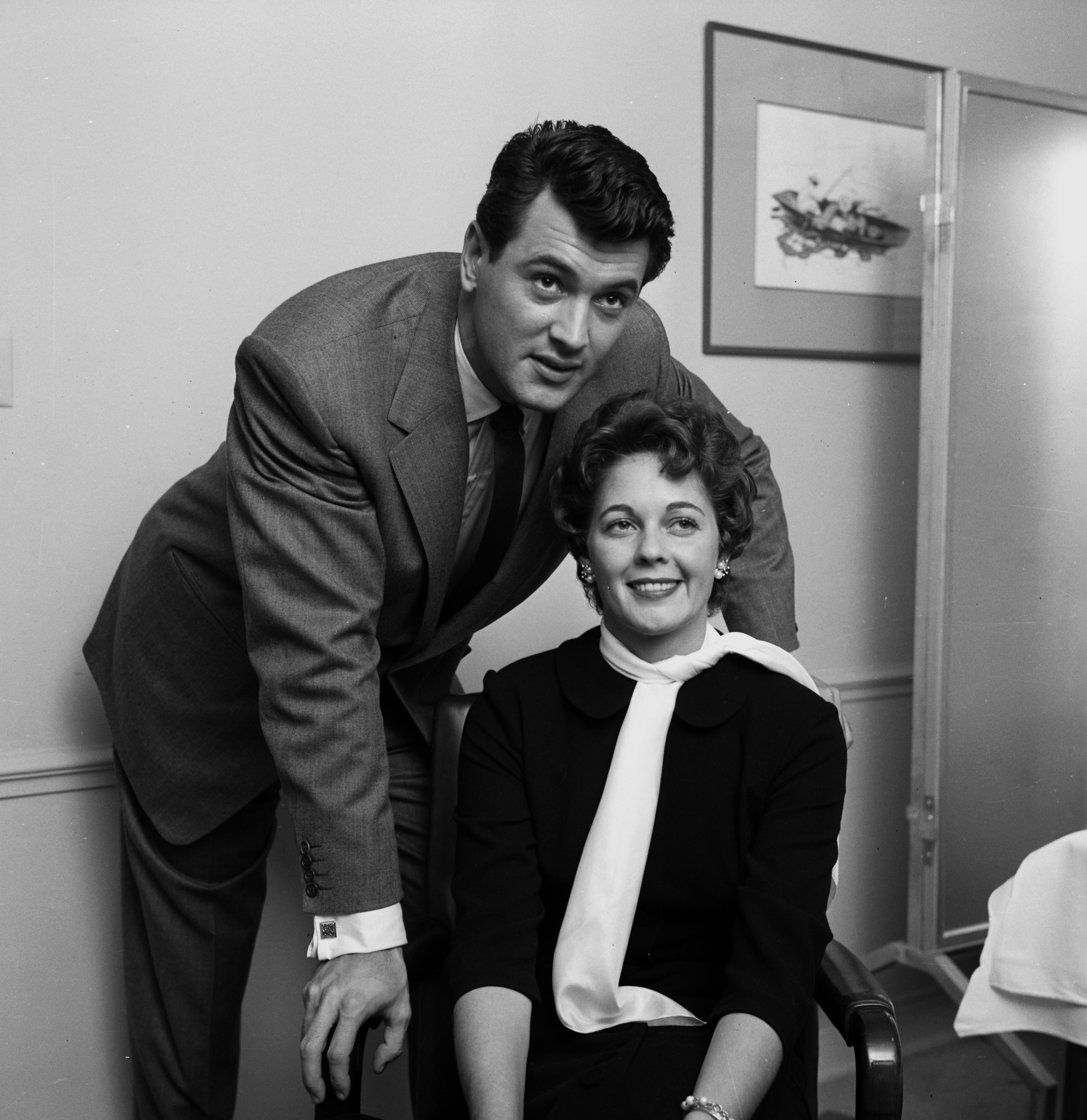 Rock Hudson et Phyllis Gates posant pour une photo chez eux à Los Angeles, vers 1955 | Source : Getty Images