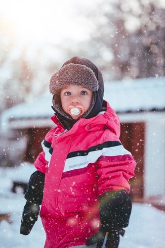 Un enfant avec une tétine. | Photo : Unsplash