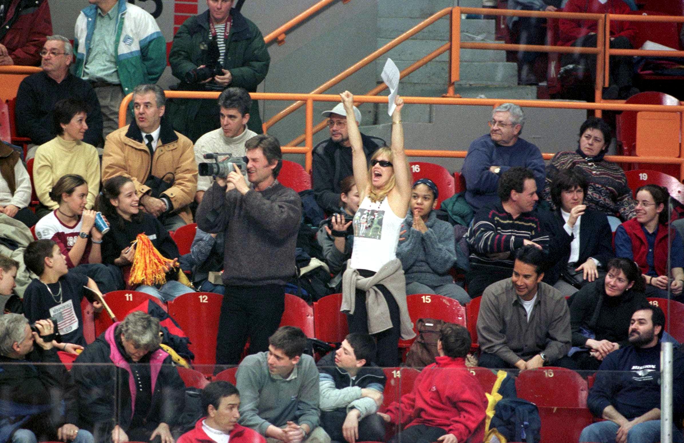 Kurt Russell et Goldie Hawn assistant à l'un des matchs de hockey de Wyatt au Québec, 2000 | Source : Getty Images