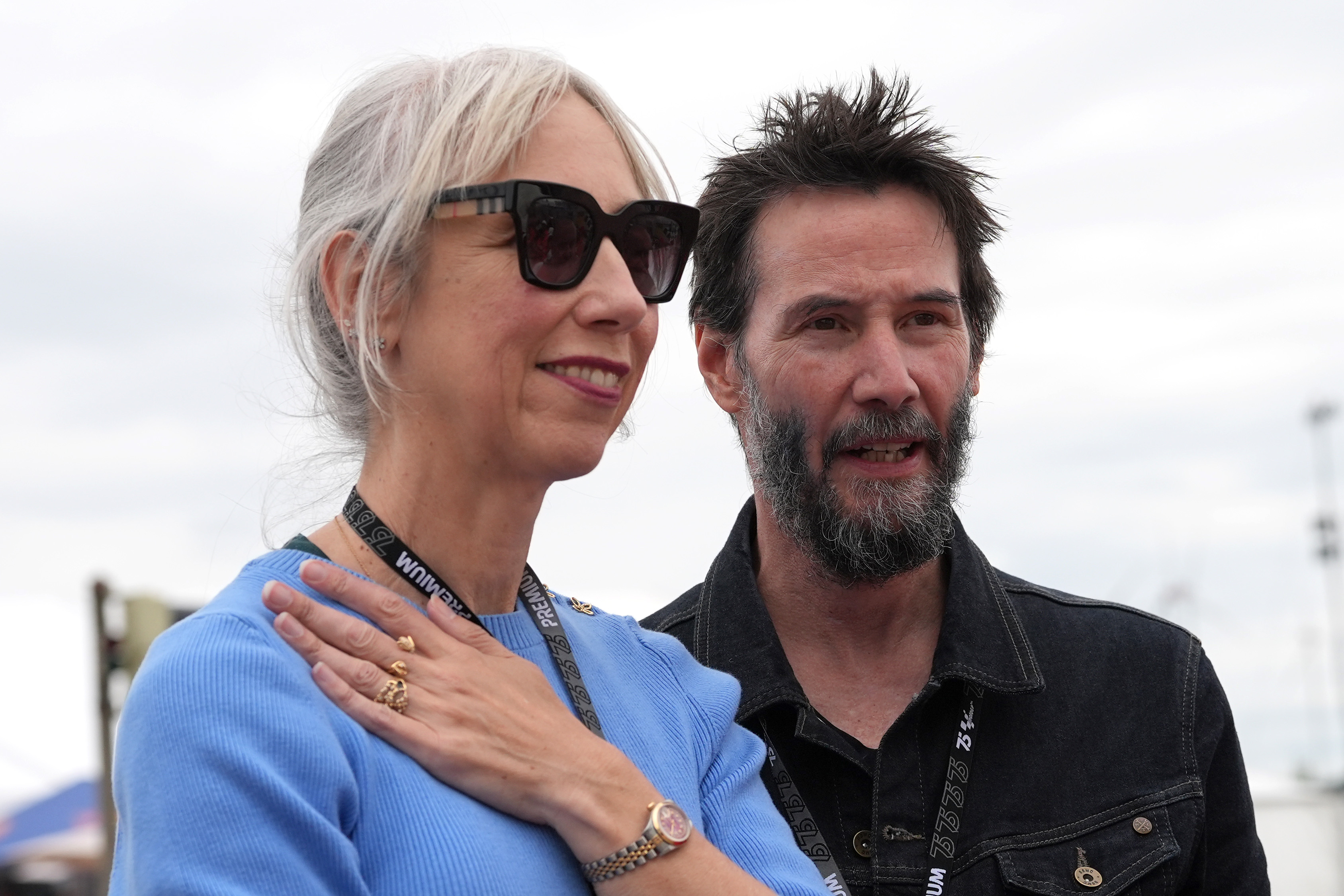 Alexandra Grant et Keanu Reeves assistent au MotoGP d'Allemagne sur le circuit du Sachsenring le 7 juillet 2024 | Source : Getty Images